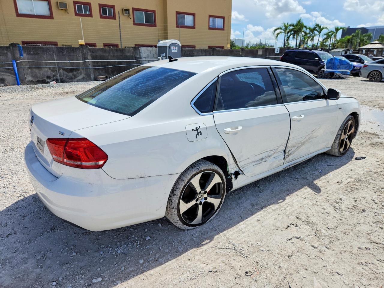 2015 Volkswagen Passat S White vin: 1VWAS7A32FC111430