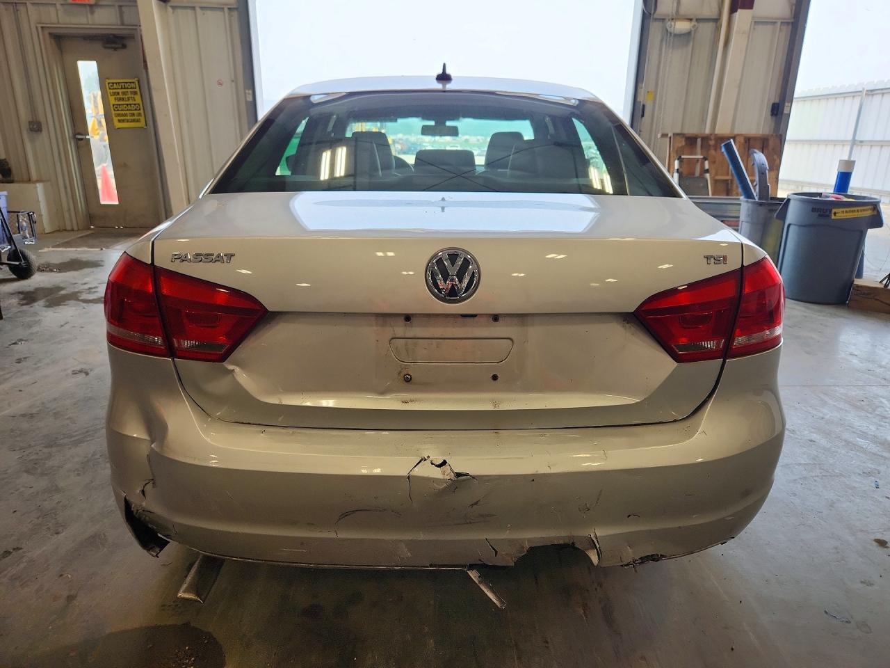 2015 Volkswagen Passat S Серебряный vin: 1VWAS7A32FC123030