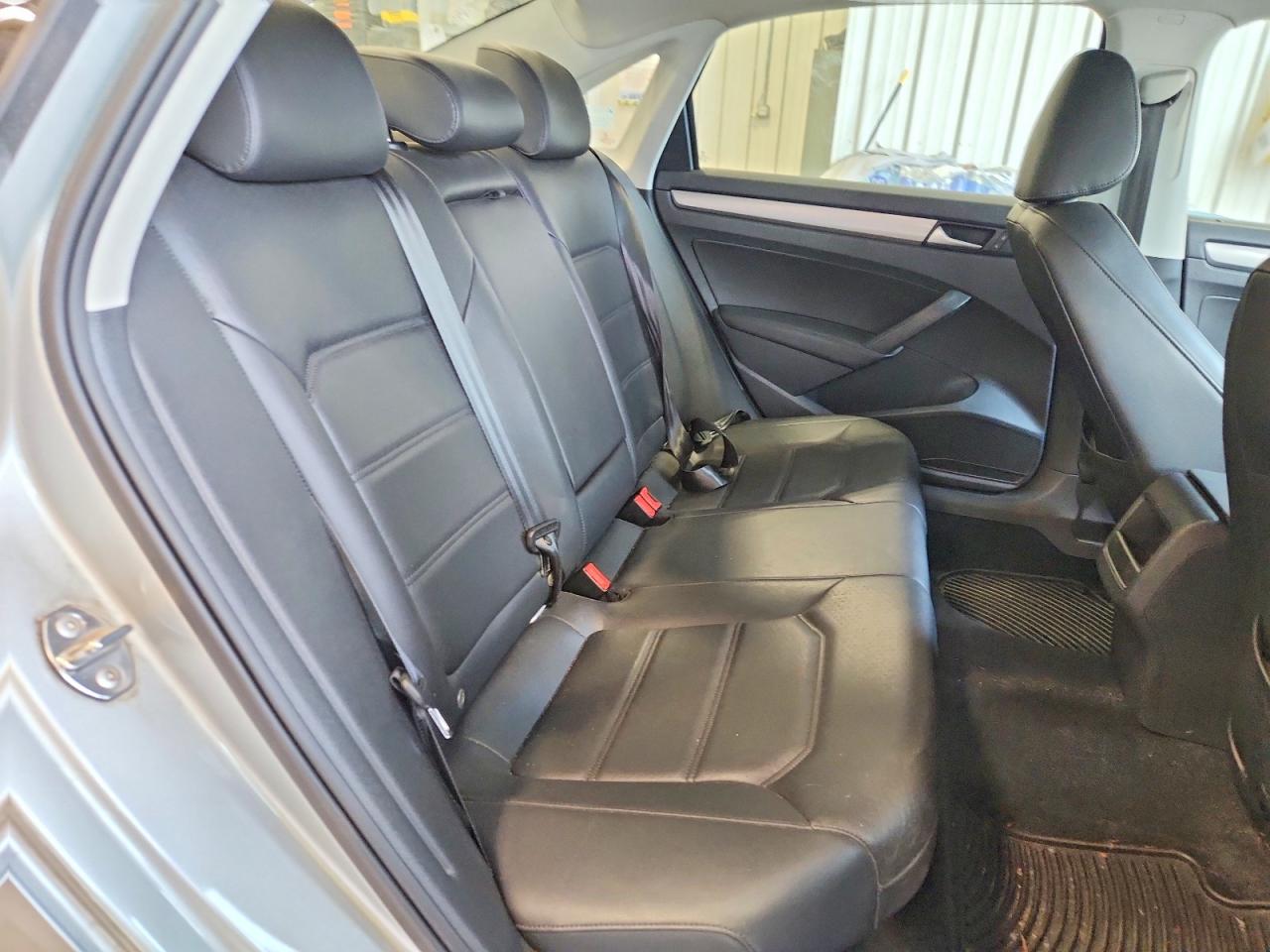 2015 Volkswagen Passat S Серебряный vin: 1VWAS7A32FC123030