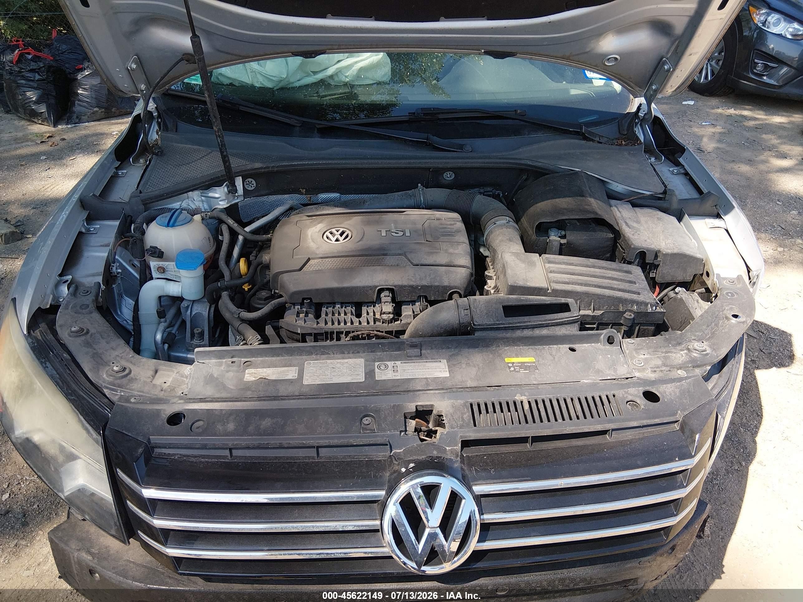 2015 Volkswagen Passat 1.8t Wolfsburg Edition Silver vin: 1VWAS7A33FC028458