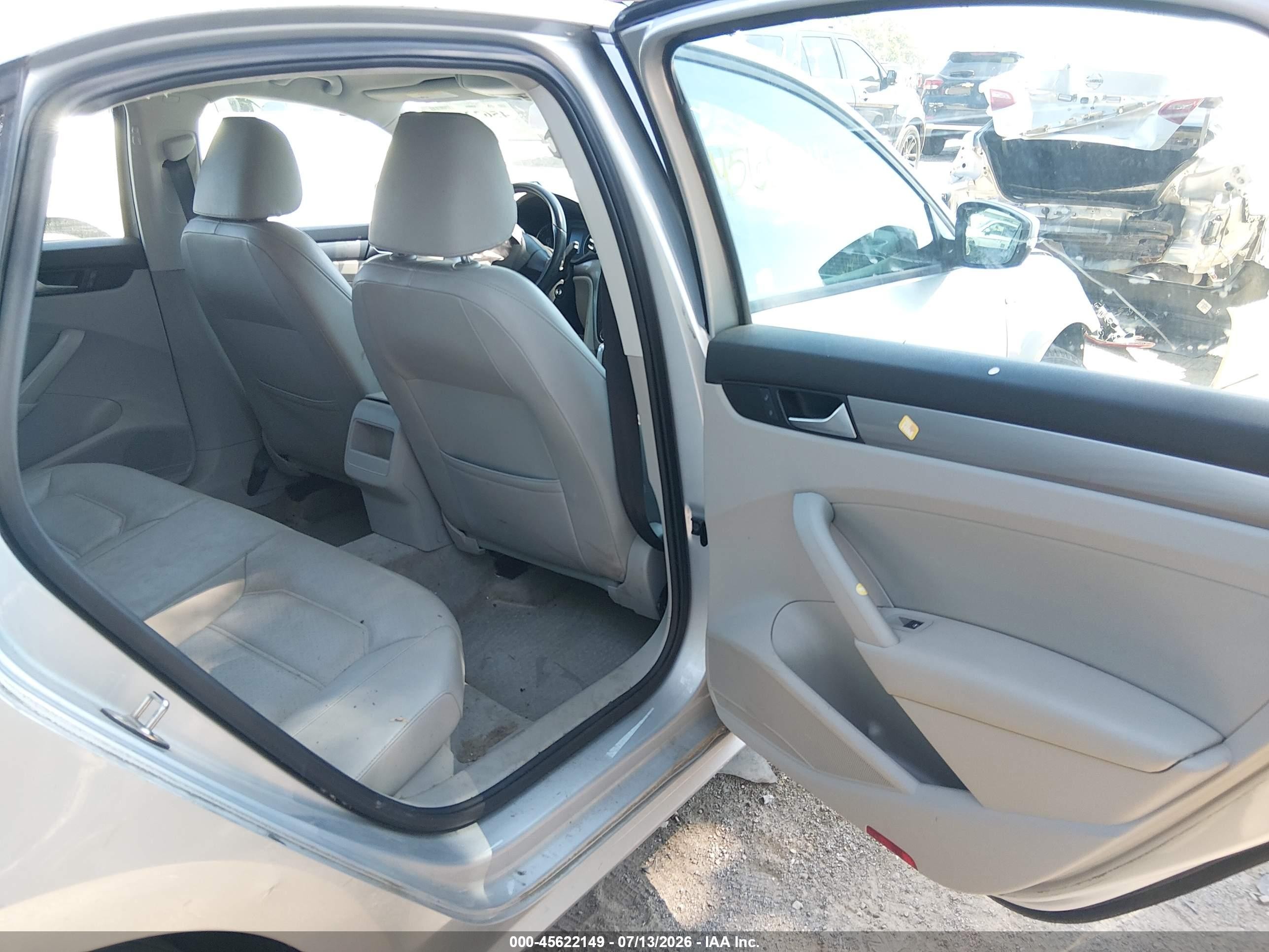 2015 Volkswagen Passat 1.8t Wolfsburg Edition Silver vin: 1VWAS7A33FC028458