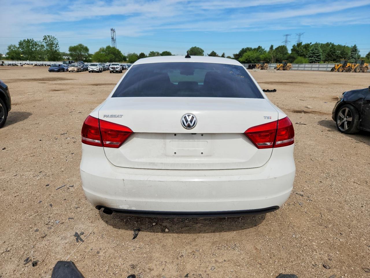 2015 Volkswagen Passat S Белый vin: 1VWAS7A33FC097375
