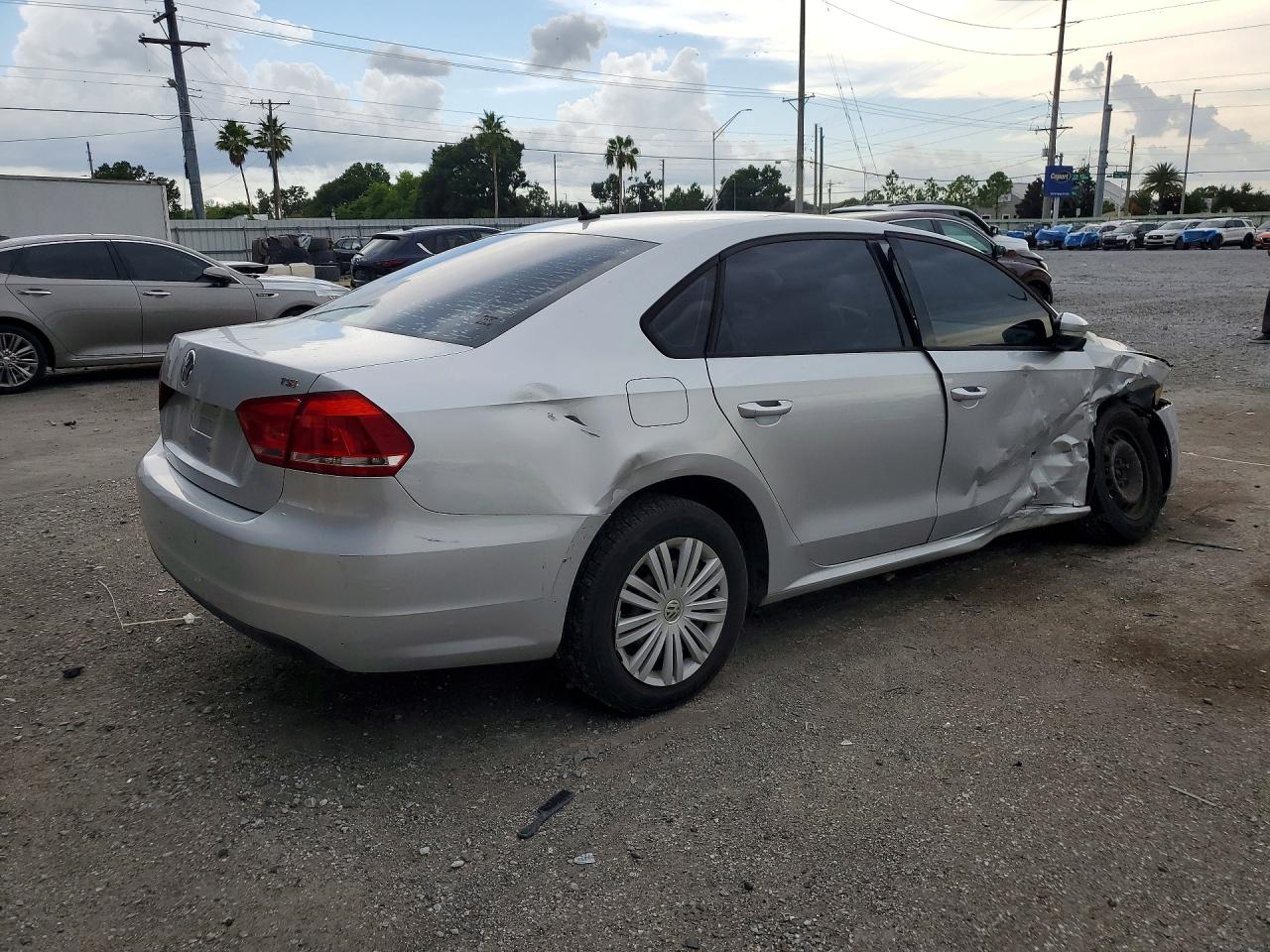 2015 Volkswagen Passat S Silver vin: 1VWAS7A33FC102896