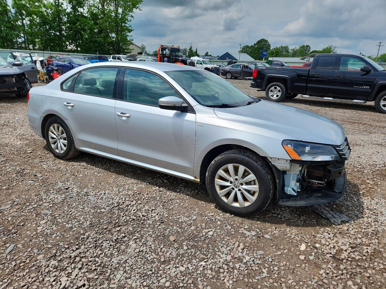 2015 Volkswagen Passat S Серебряный vin: 1VWAS7A34FC011832