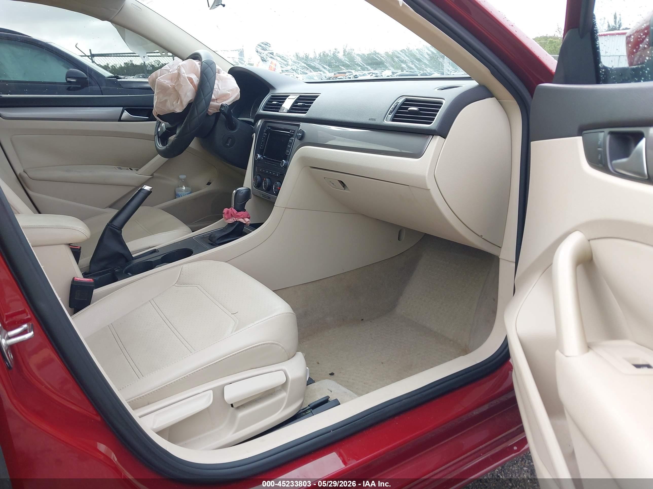 2015 Volkswagen Passat 1.8t Limited Edition Red vin: 1VWAS7A34FC109050