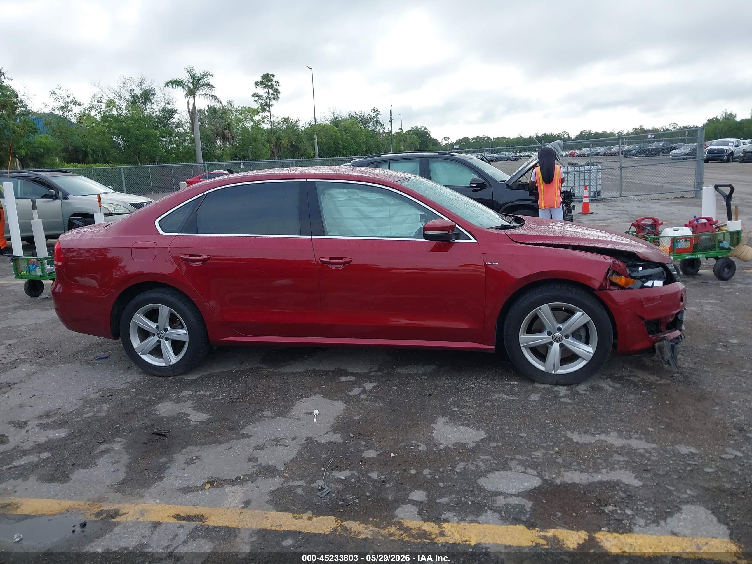 2015 Volkswagen Passat 1.8t Limited Edition Red vin: 1VWAS7A34FC109050