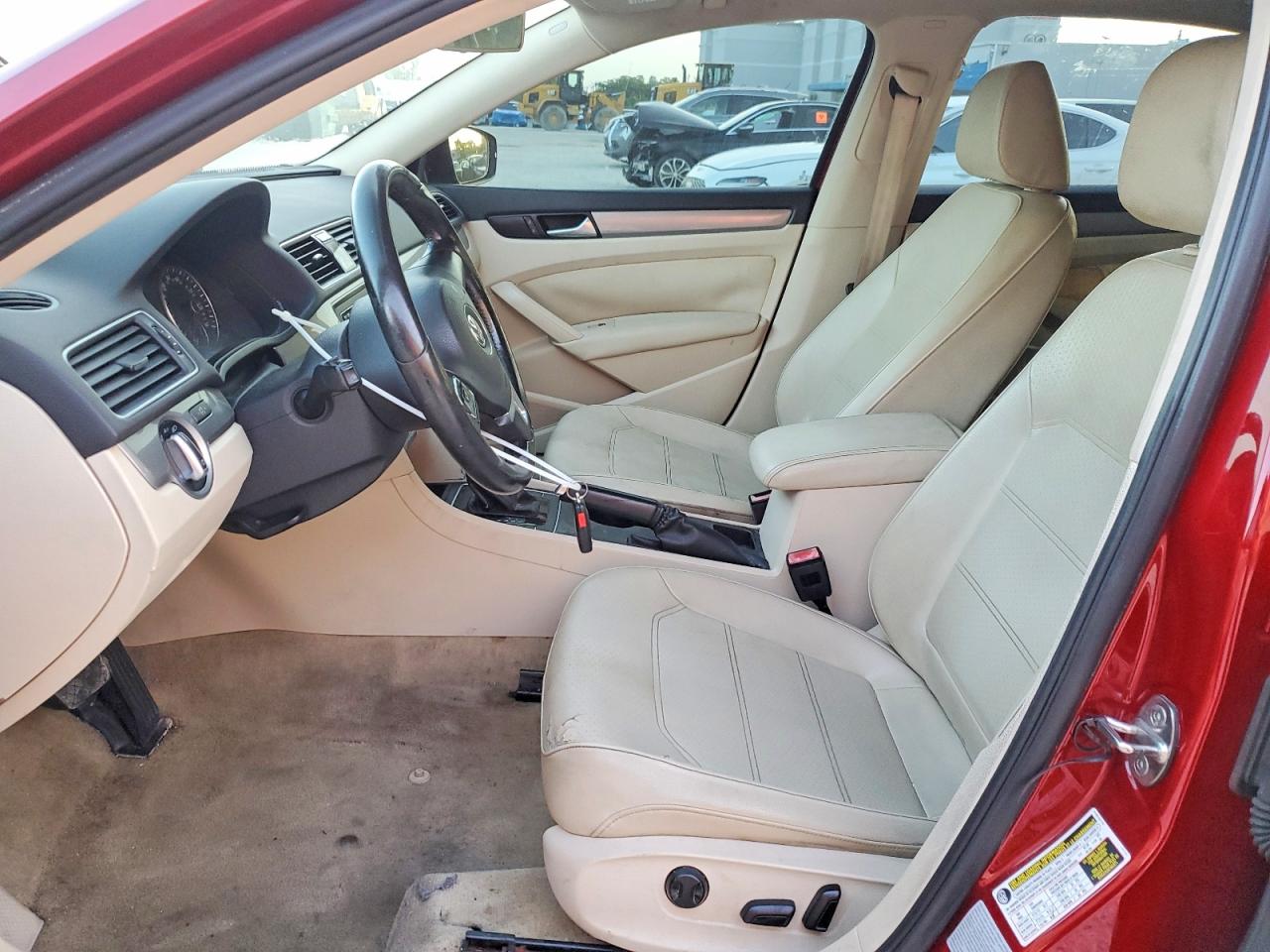 2015 Volkswagen Passat S Красный vin: 1VWAS7A34FC119643