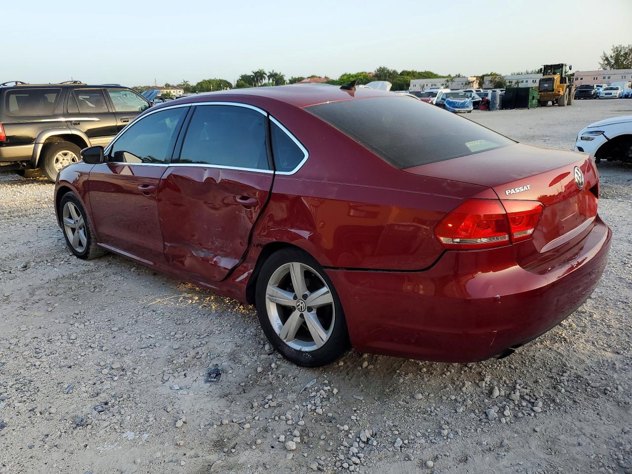 2015 Volkswagen Passat S Красный vin: 1VWAS7A34FC119643