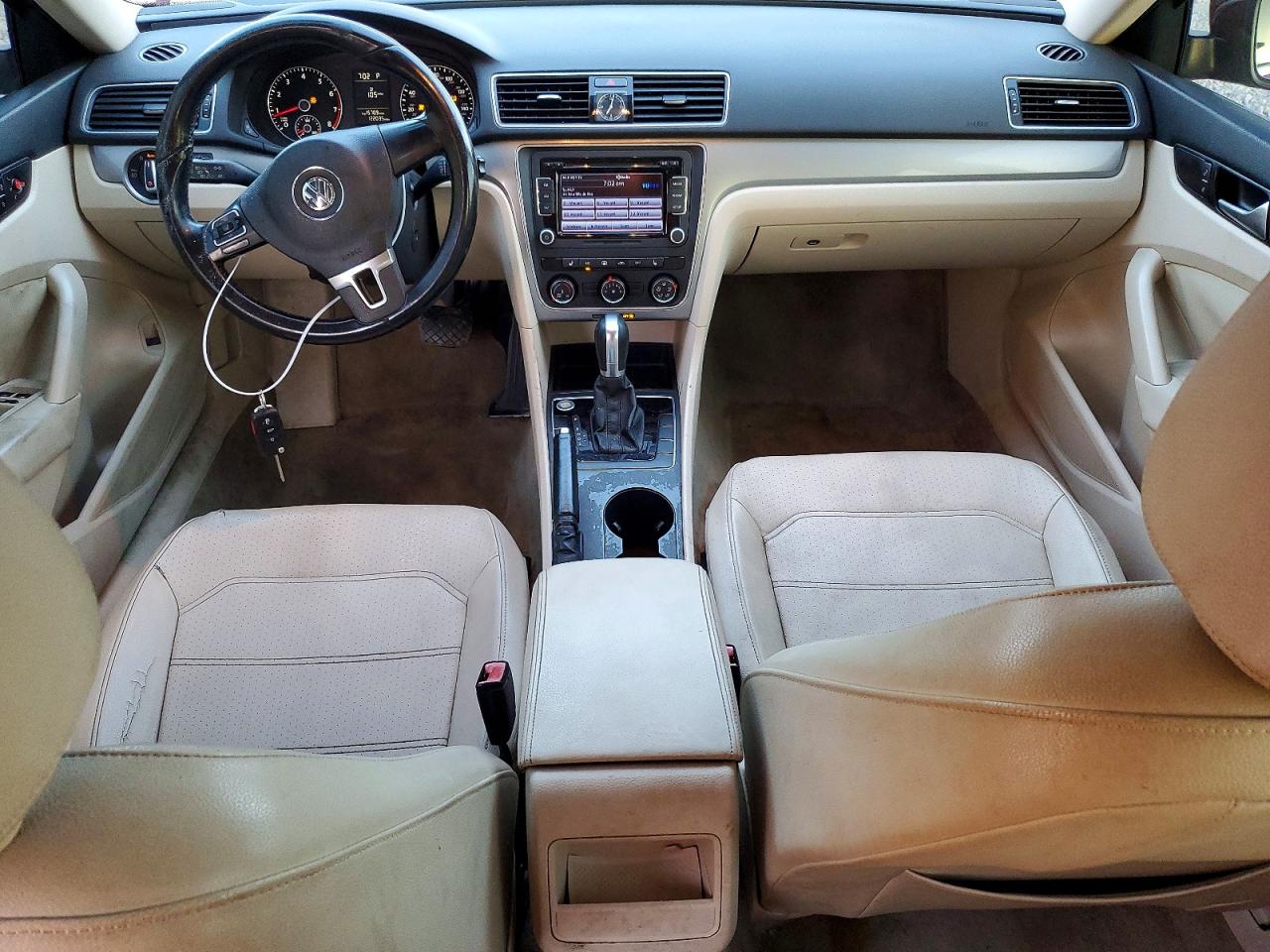2015 Volkswagen Passat S Красный vin: 1VWAS7A34FC119643