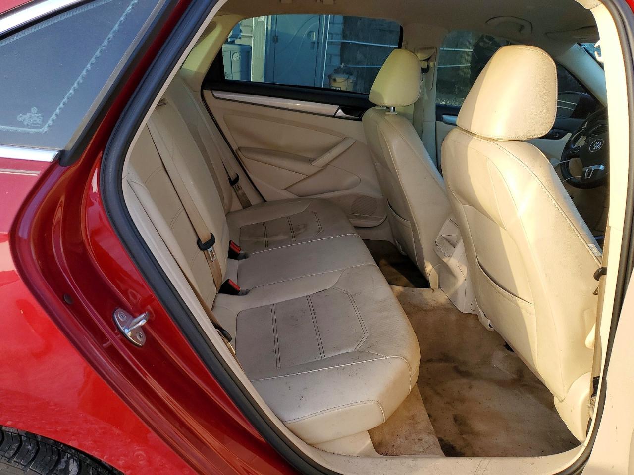 2015 Volkswagen Passat S Красный vin: 1VWAS7A34FC119643