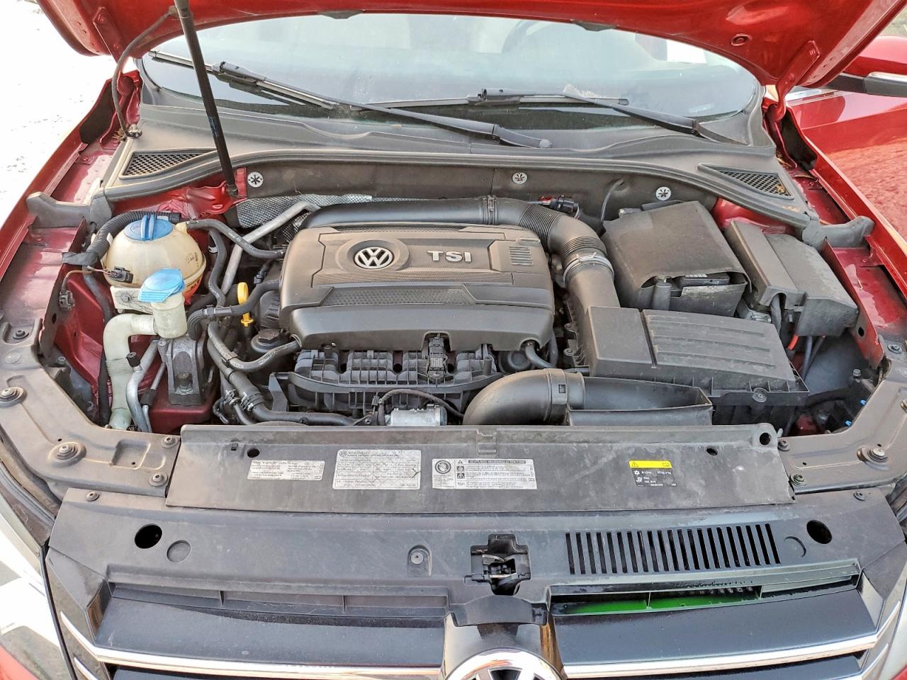 2015 Volkswagen Passat S Красный vin: 1VWAS7A34FC119643
