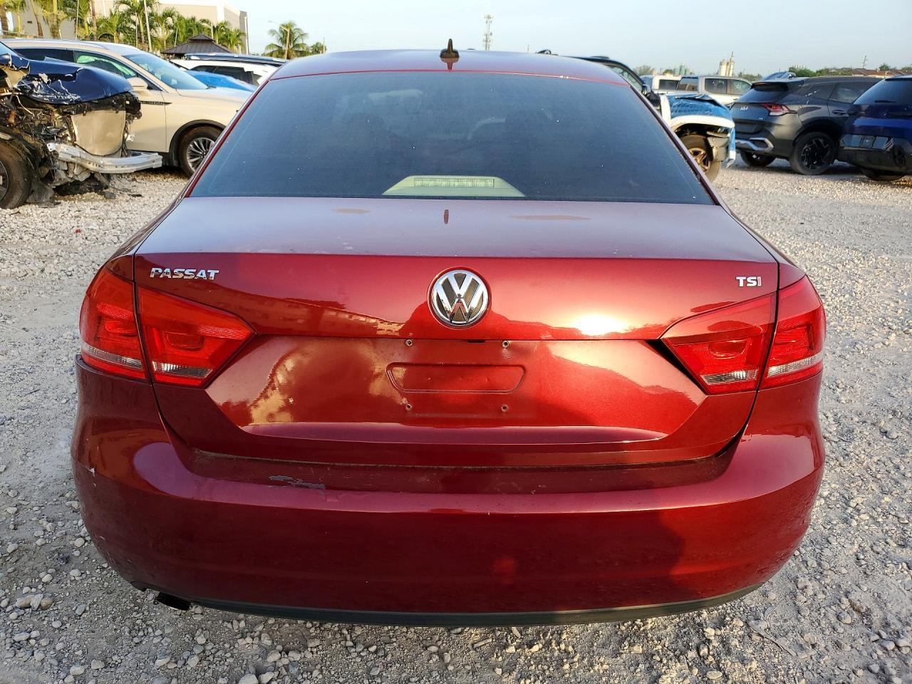 2015 Volkswagen Passat S Красный vin: 1VWAS7A34FC119643