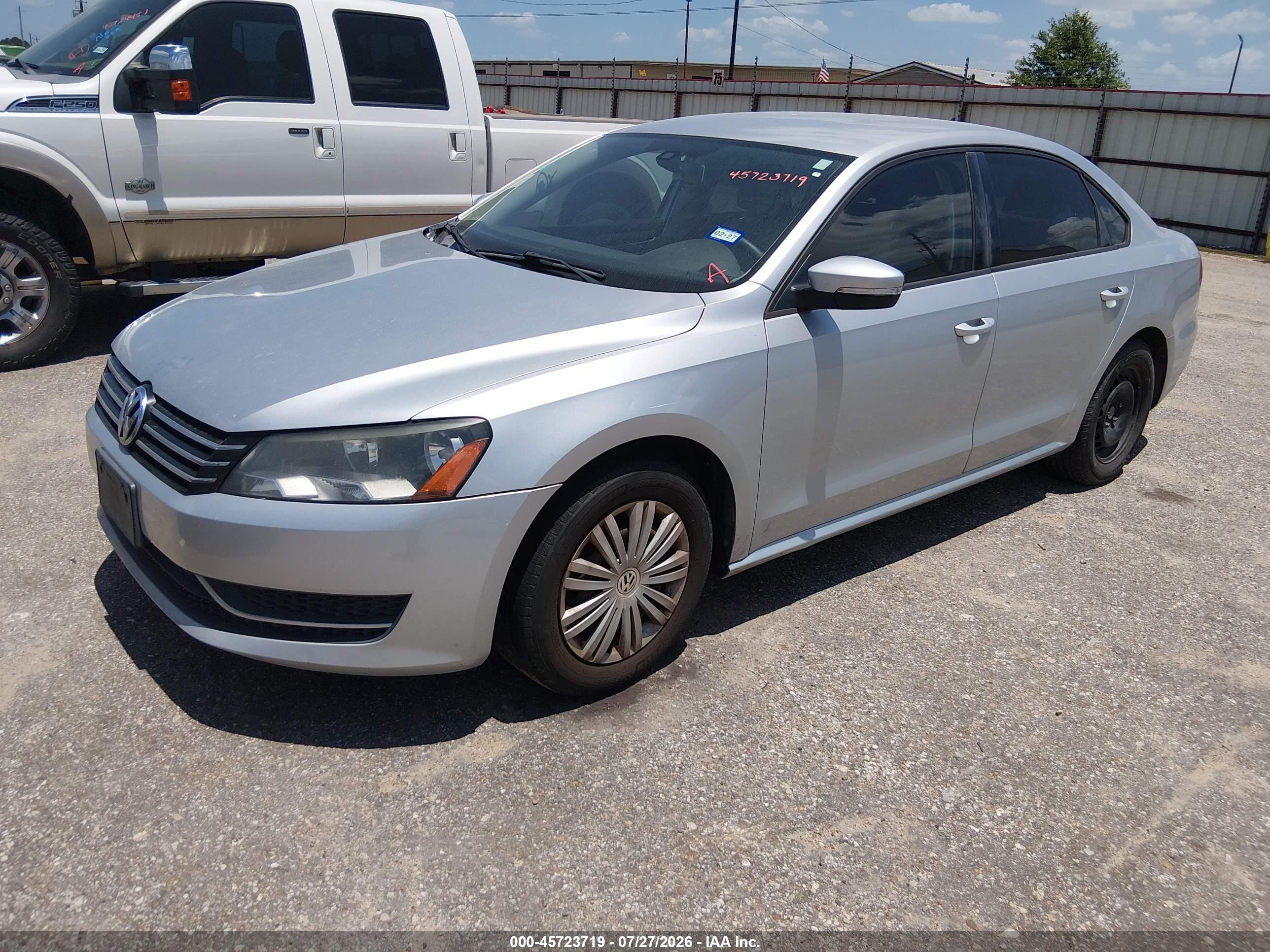 2014 Volkswagen Passat 1.8t S Серебряный vin: 1VWAS7A35EC118421