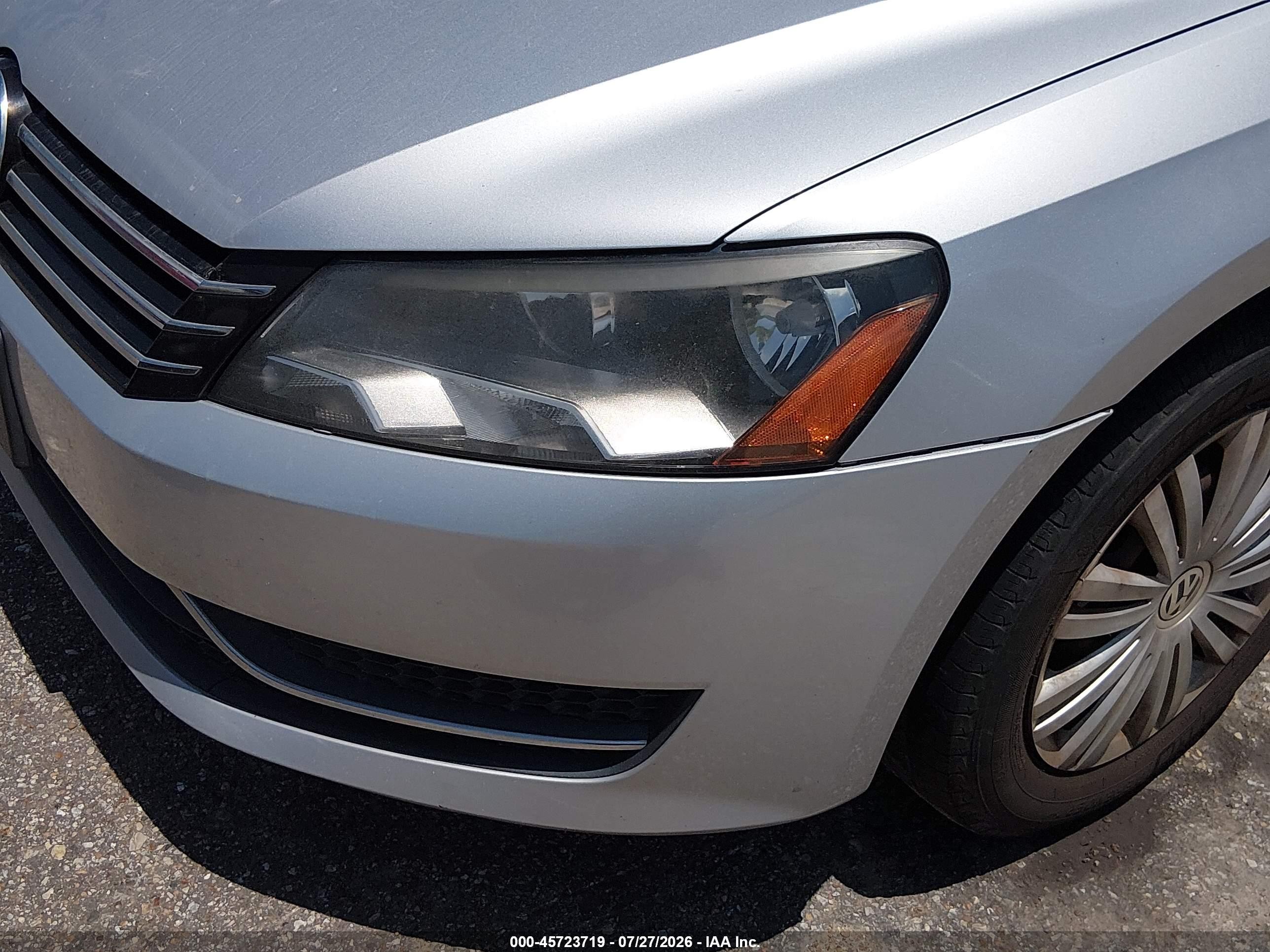 2014 Volkswagen Passat 1.8t S Серебряный vin: 1VWAS7A35EC118421