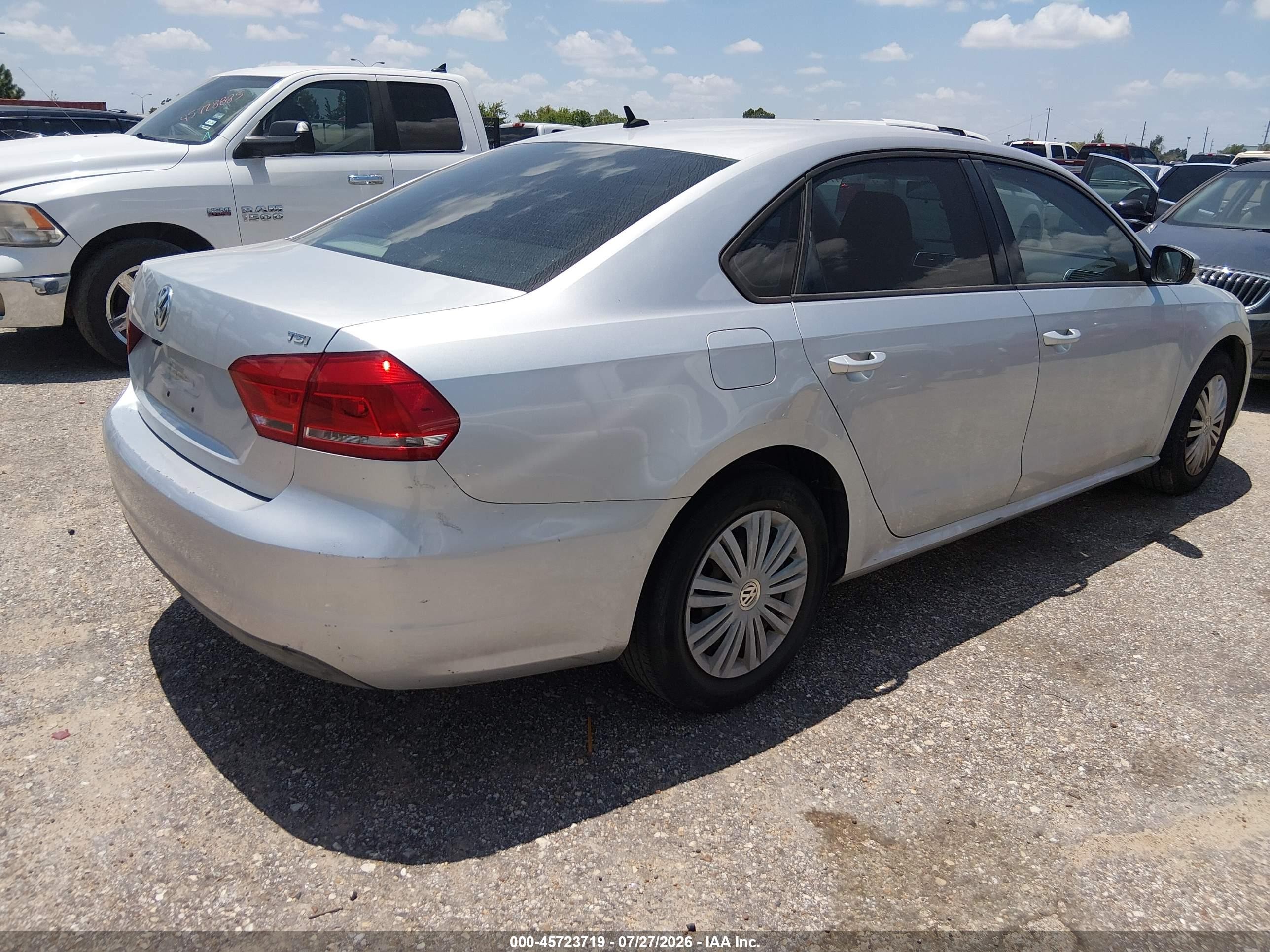 2014 Volkswagen Passat 1.8t S Серебряный vin: 1VWAS7A35EC118421
