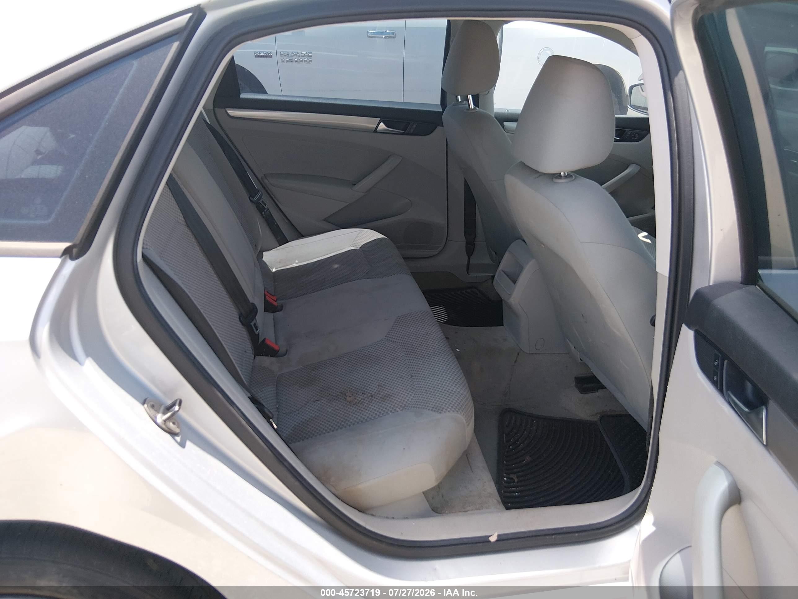 2014 Volkswagen Passat 1.8t S Серебряный vin: 1VWAS7A35EC118421