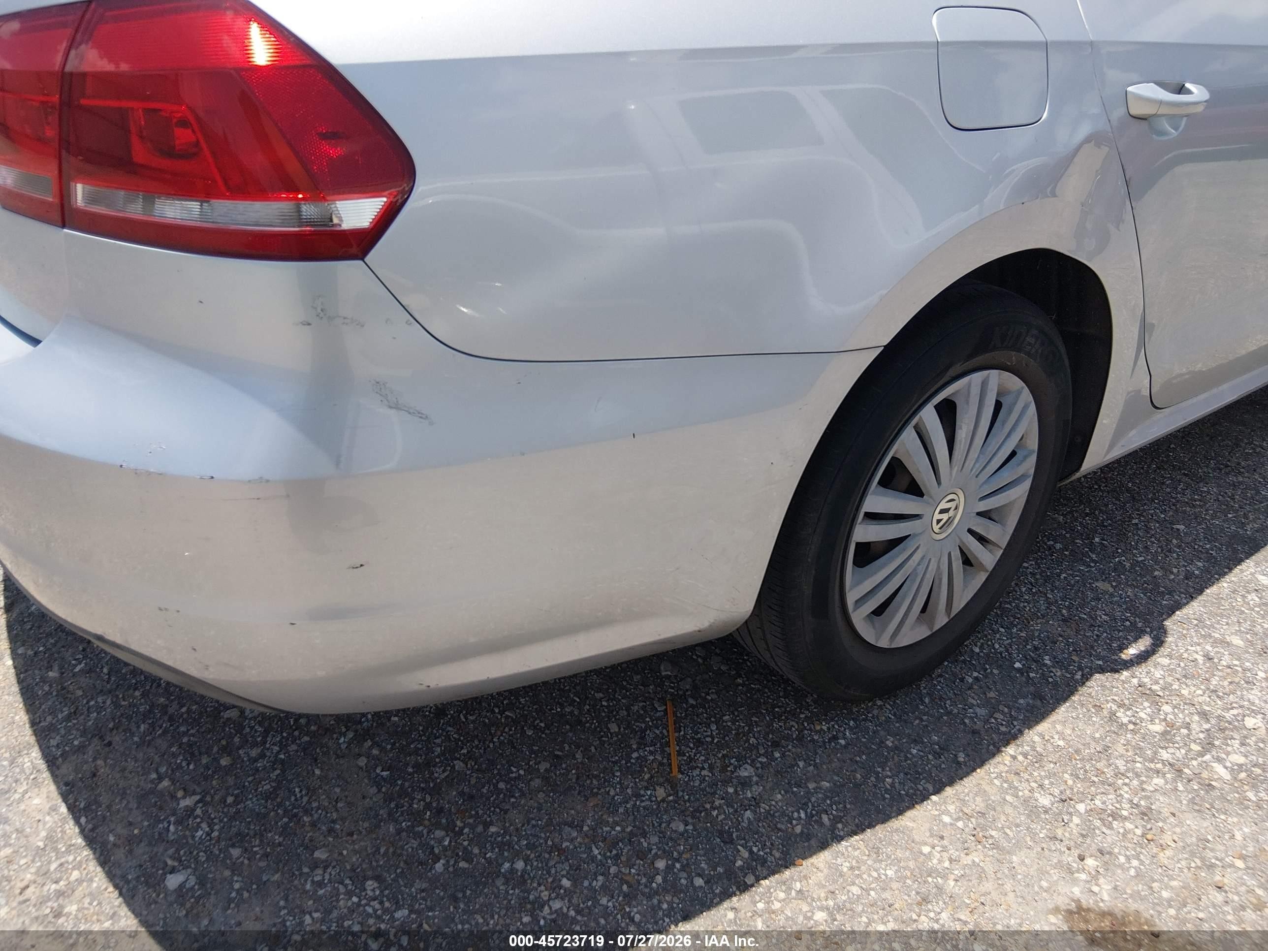 2014 Volkswagen Passat 1.8t S Серебряный vin: 1VWAS7A35EC118421