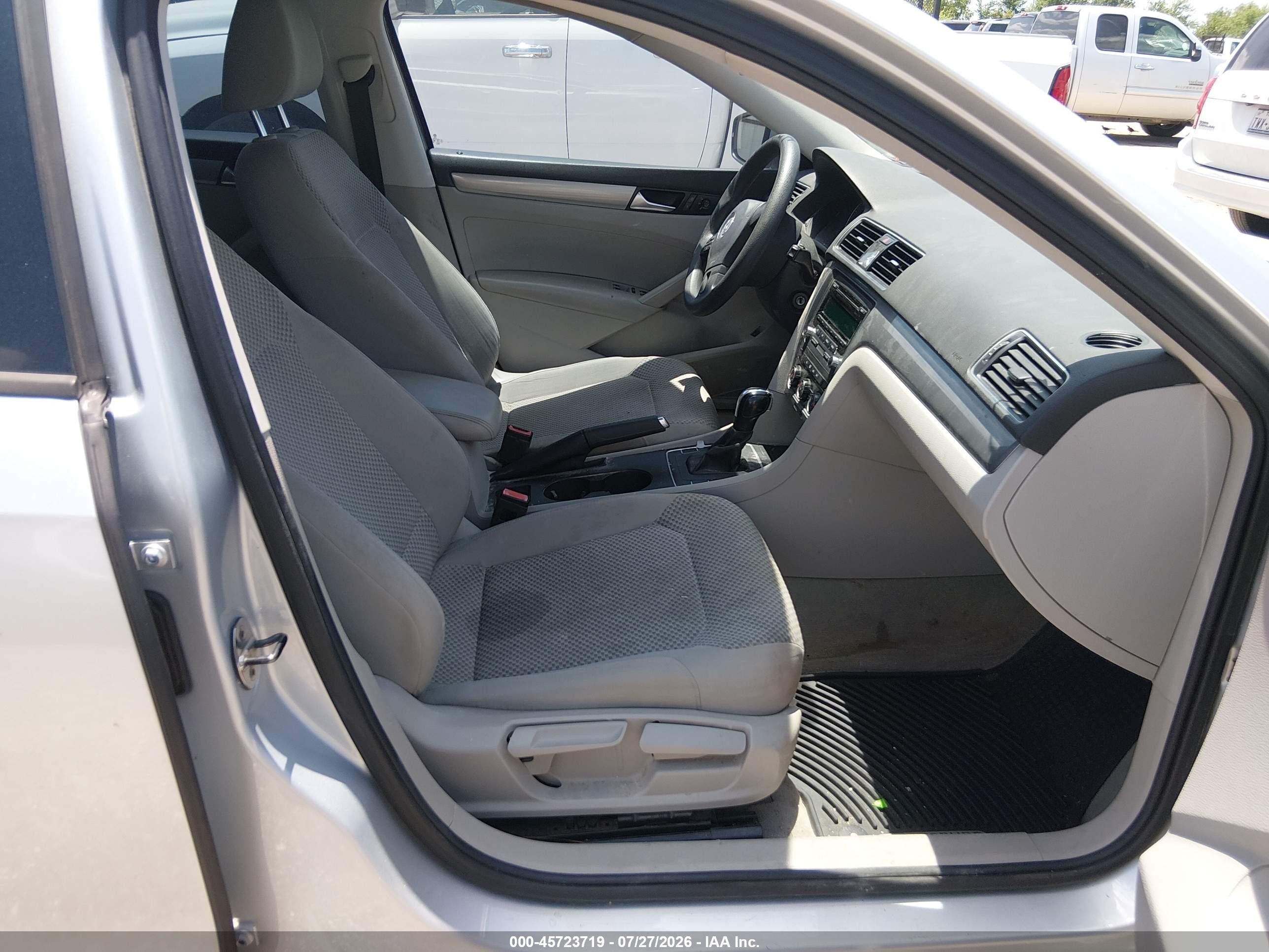 2014 Volkswagen Passat 1.8t S Серебряный vin: 1VWAS7A35EC118421