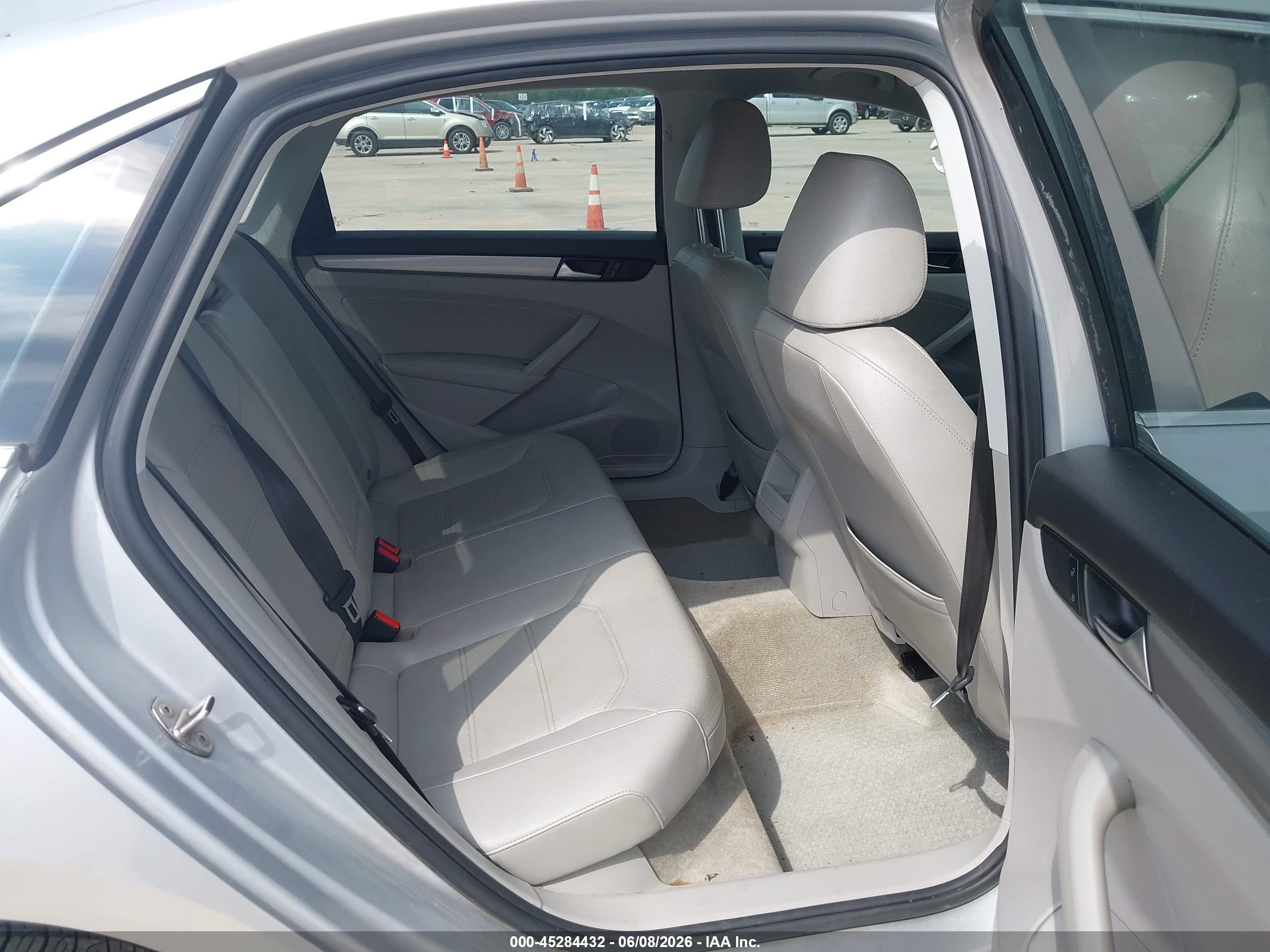 2015 Volkswagen Passat 1.8t Limited Edition Silver vin: 1VWAS7A35FC077564
