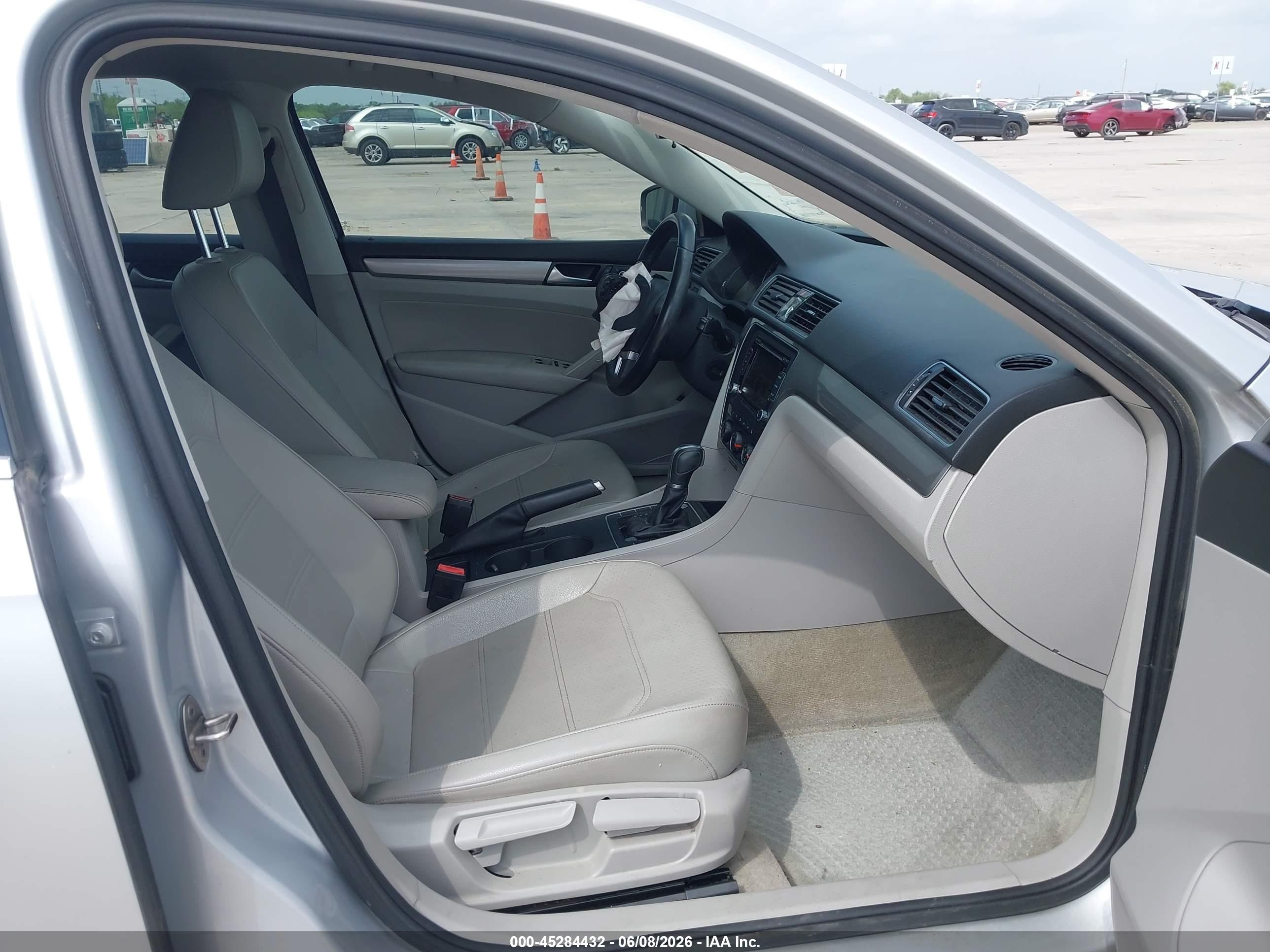 2015 Volkswagen Passat 1.8t Limited Edition Silver vin: 1VWAS7A35FC077564