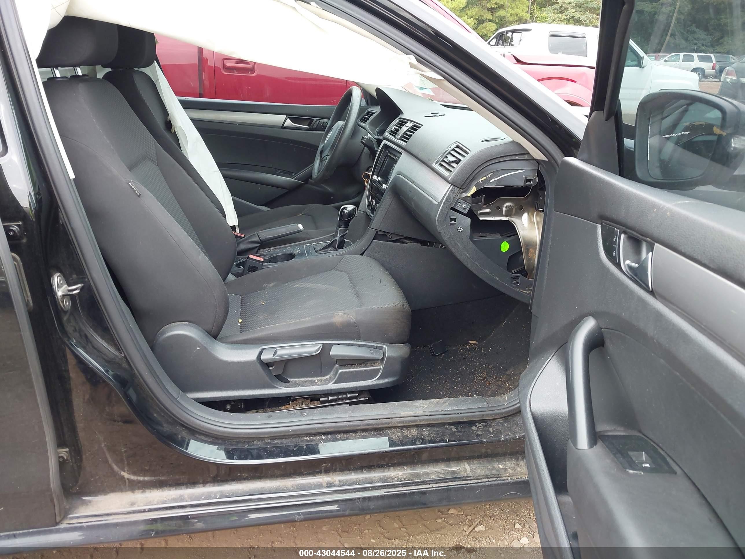 2015 Volkswagen Passat 1.8t S Черный vin: 1VWAS7A36FC007944