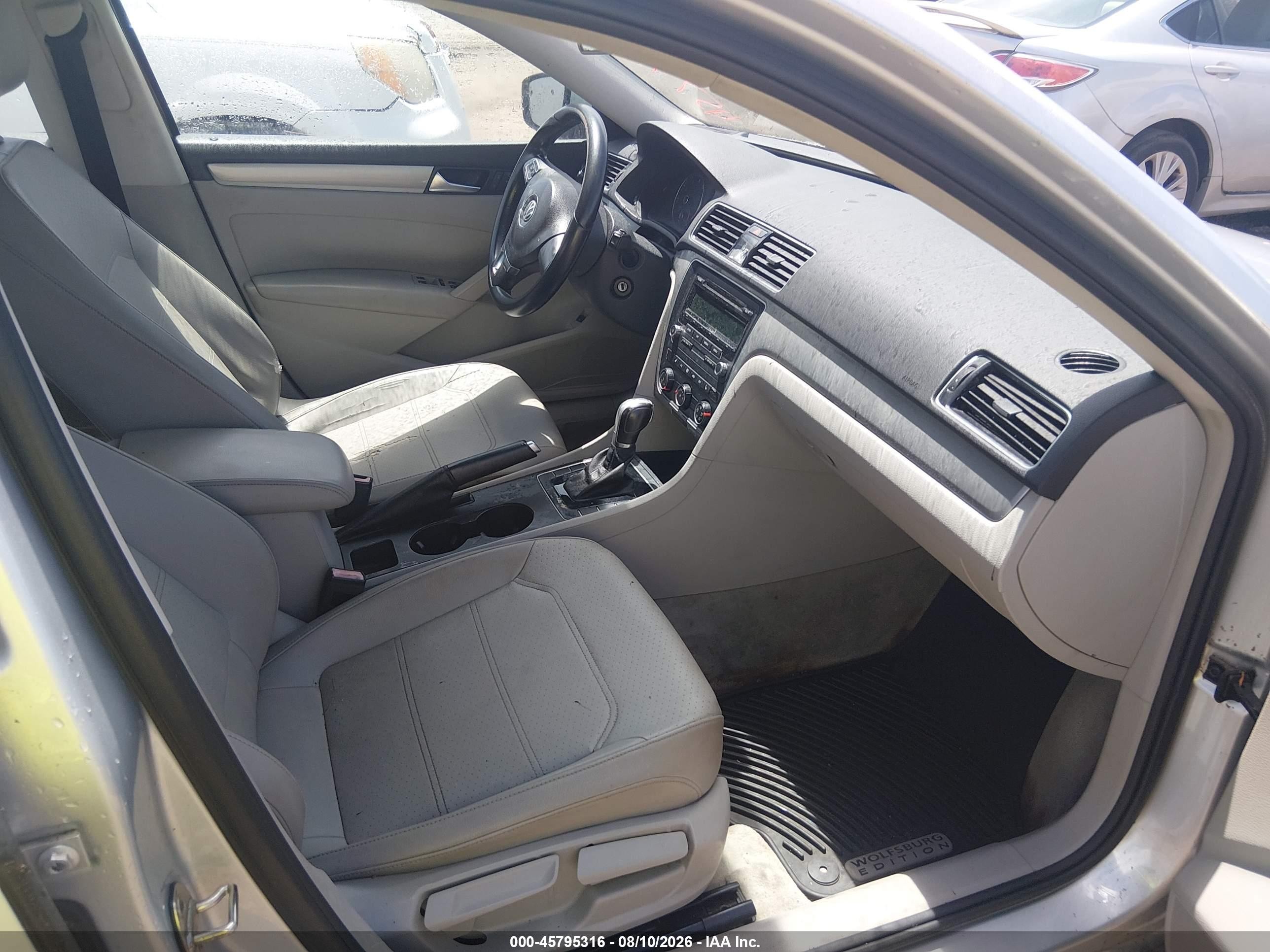 2015 Volkswagen Passat 1.8t Wolfsburg Edition Silver vin: 1VWAS7A36FC015476