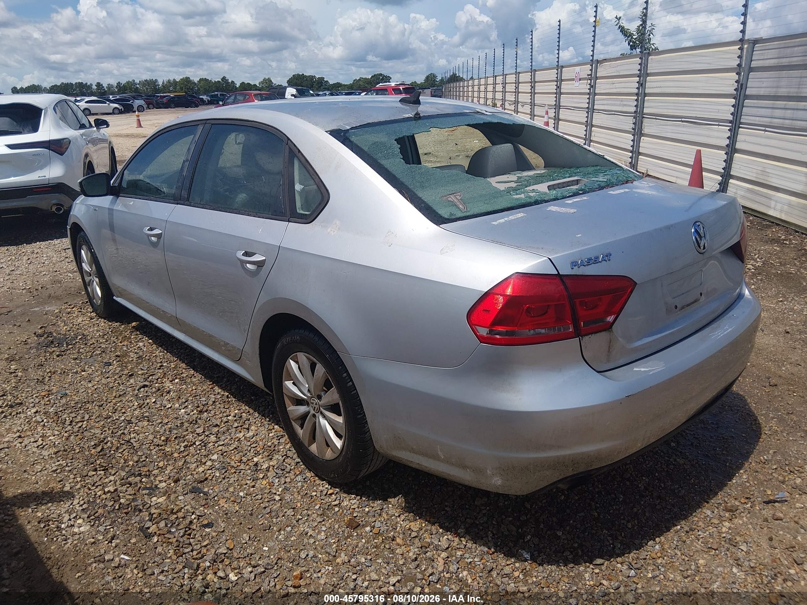 2015 Volkswagen Passat 1.8t Wolfsburg Edition Silver vin: 1VWAS7A36FC015476