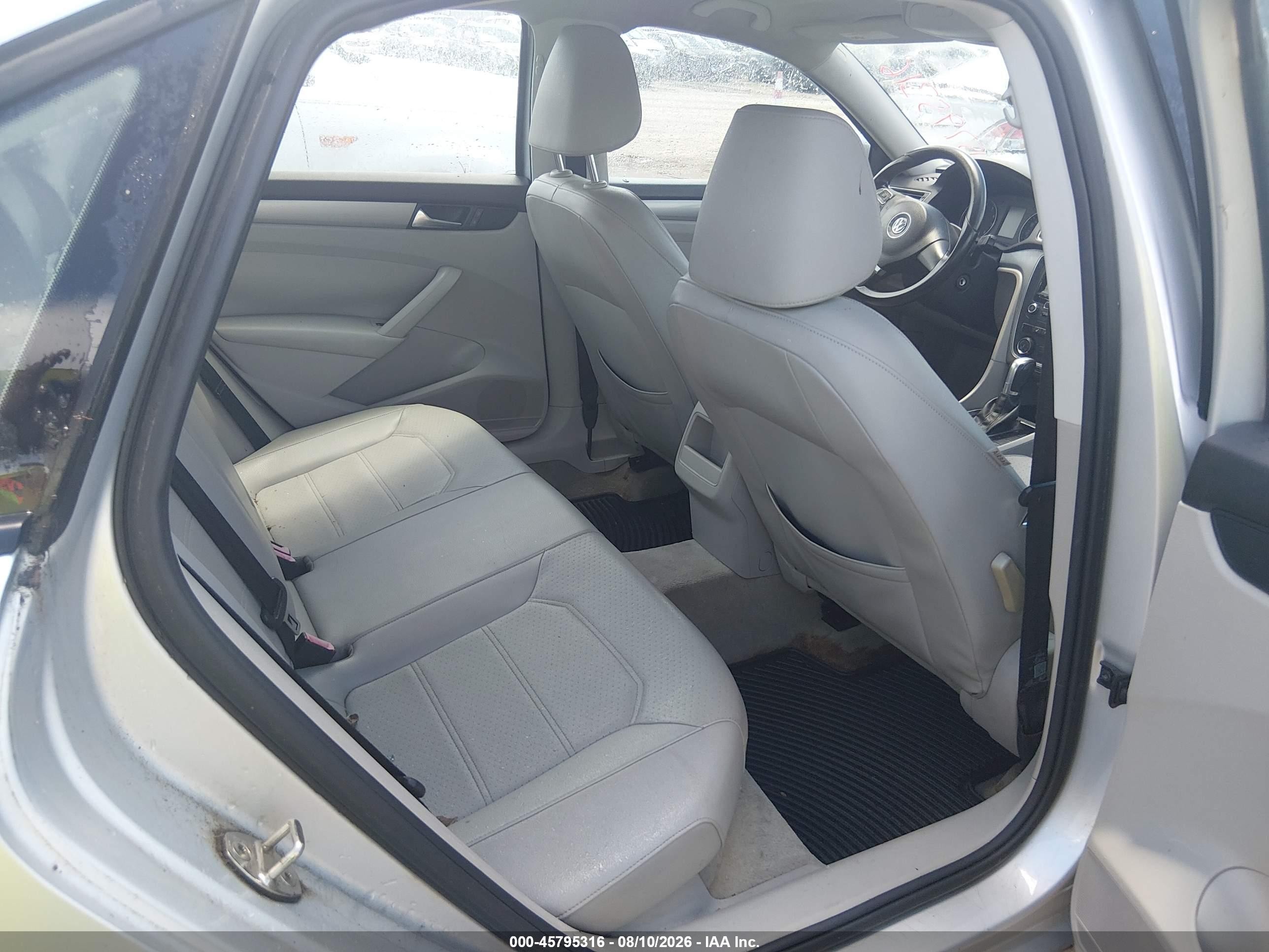 2015 Volkswagen Passat 1.8t Wolfsburg Edition Silver vin: 1VWAS7A36FC015476