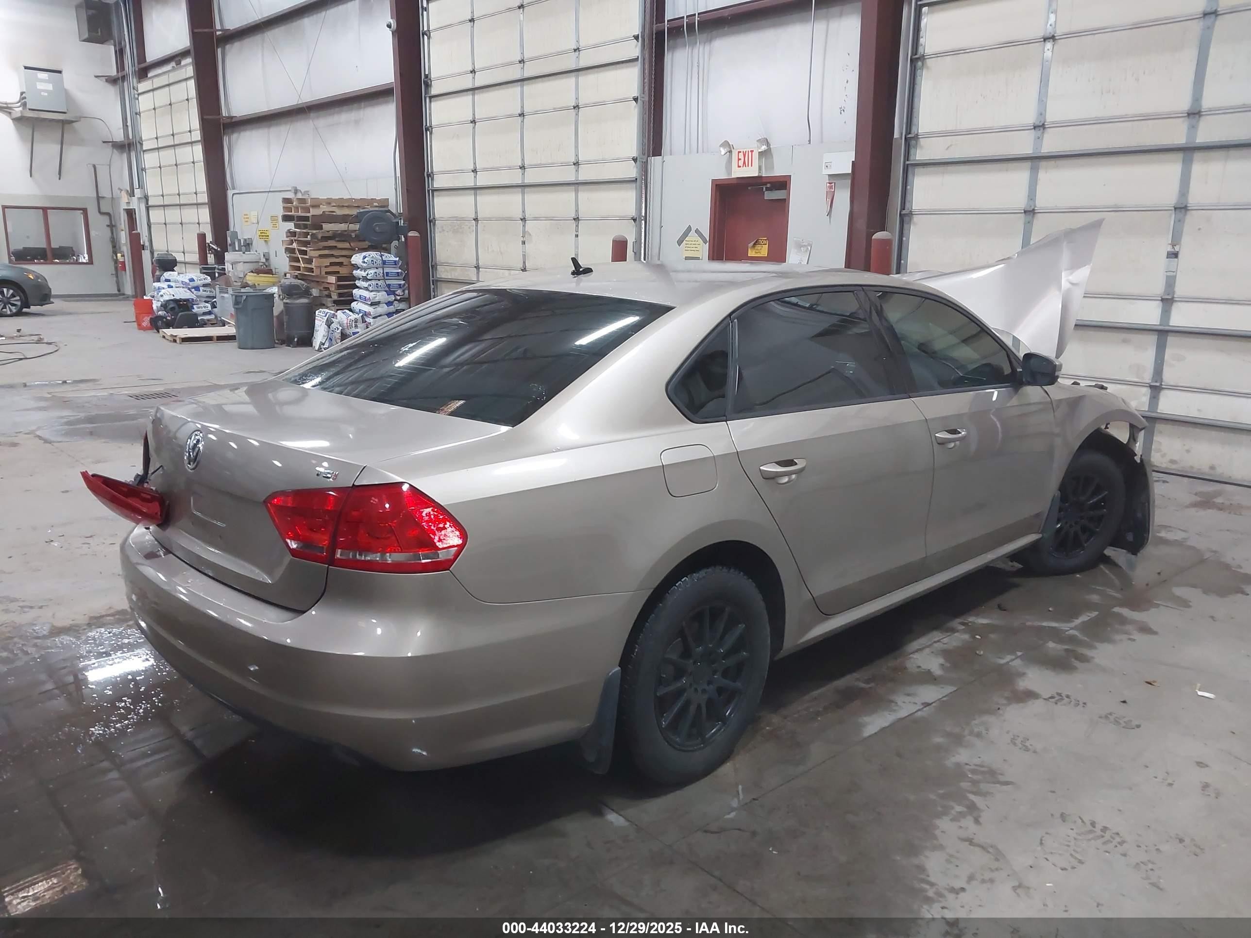 2015 Volkswagen Passat 1.8t S Gold vin: 1VWAS7A36FC062653