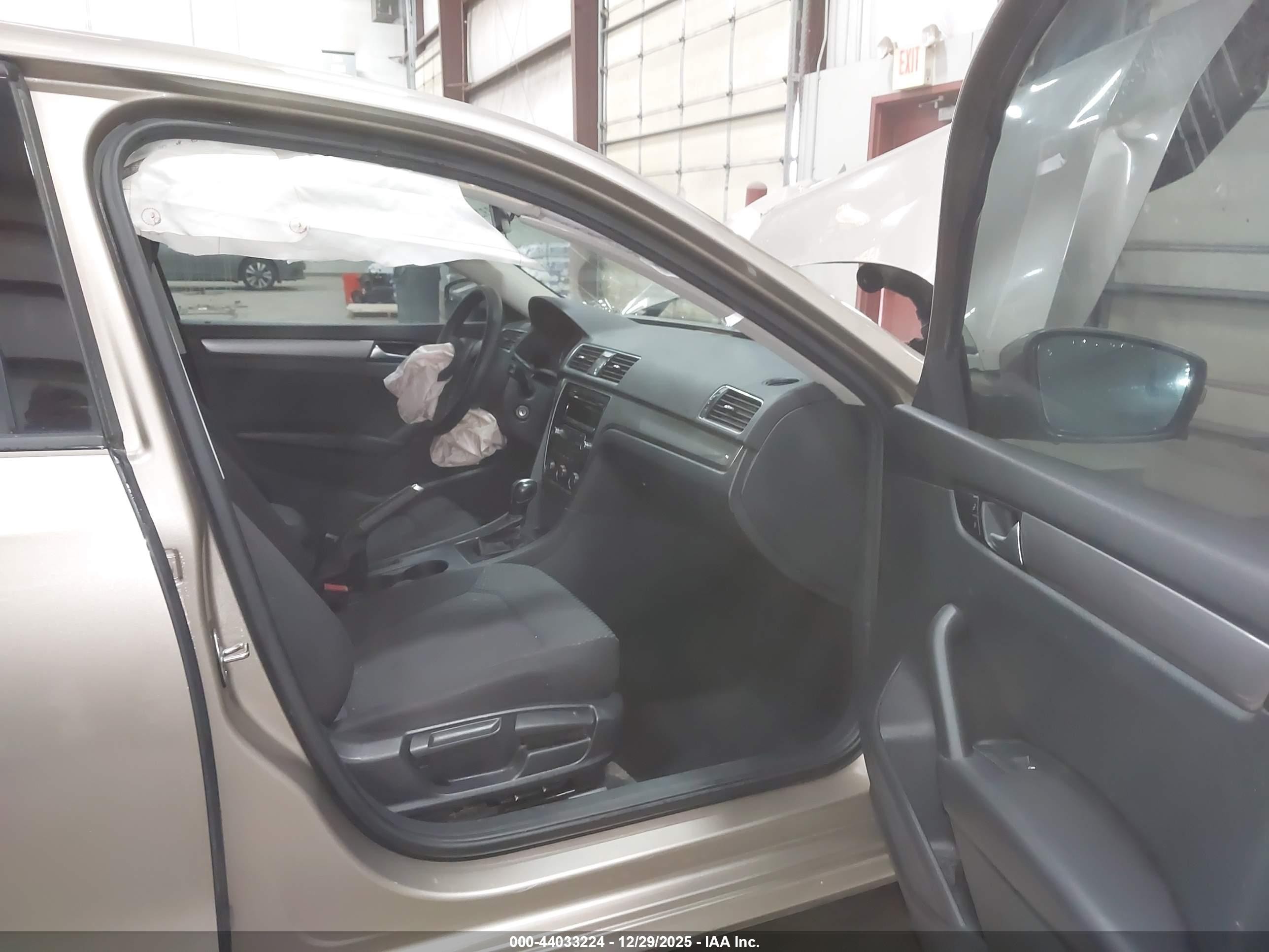 2015 Volkswagen Passat 1.8t S Gold vin: 1VWAS7A36FC062653