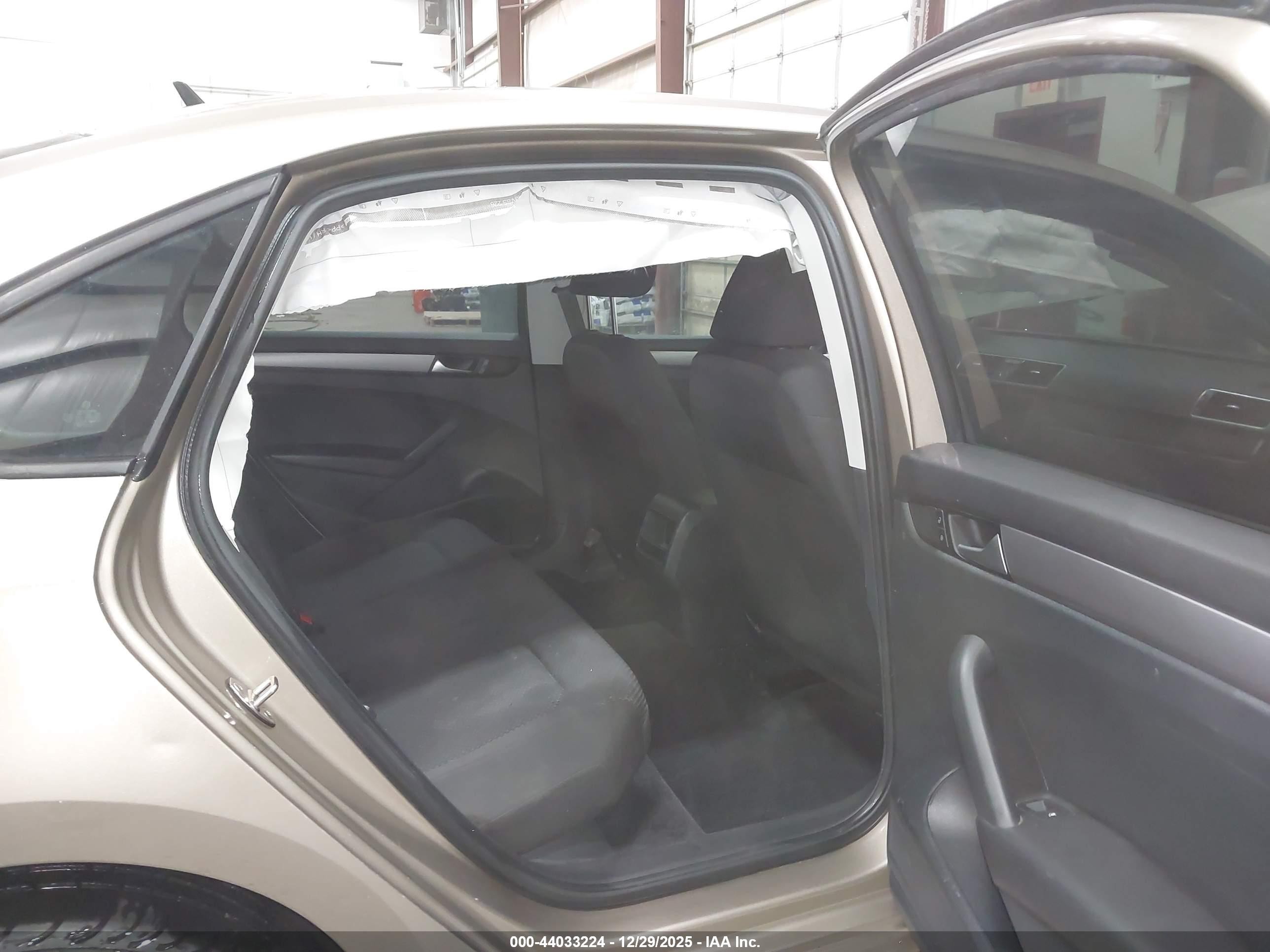 2015 Volkswagen Passat 1.8t S Gold vin: 1VWAS7A36FC062653