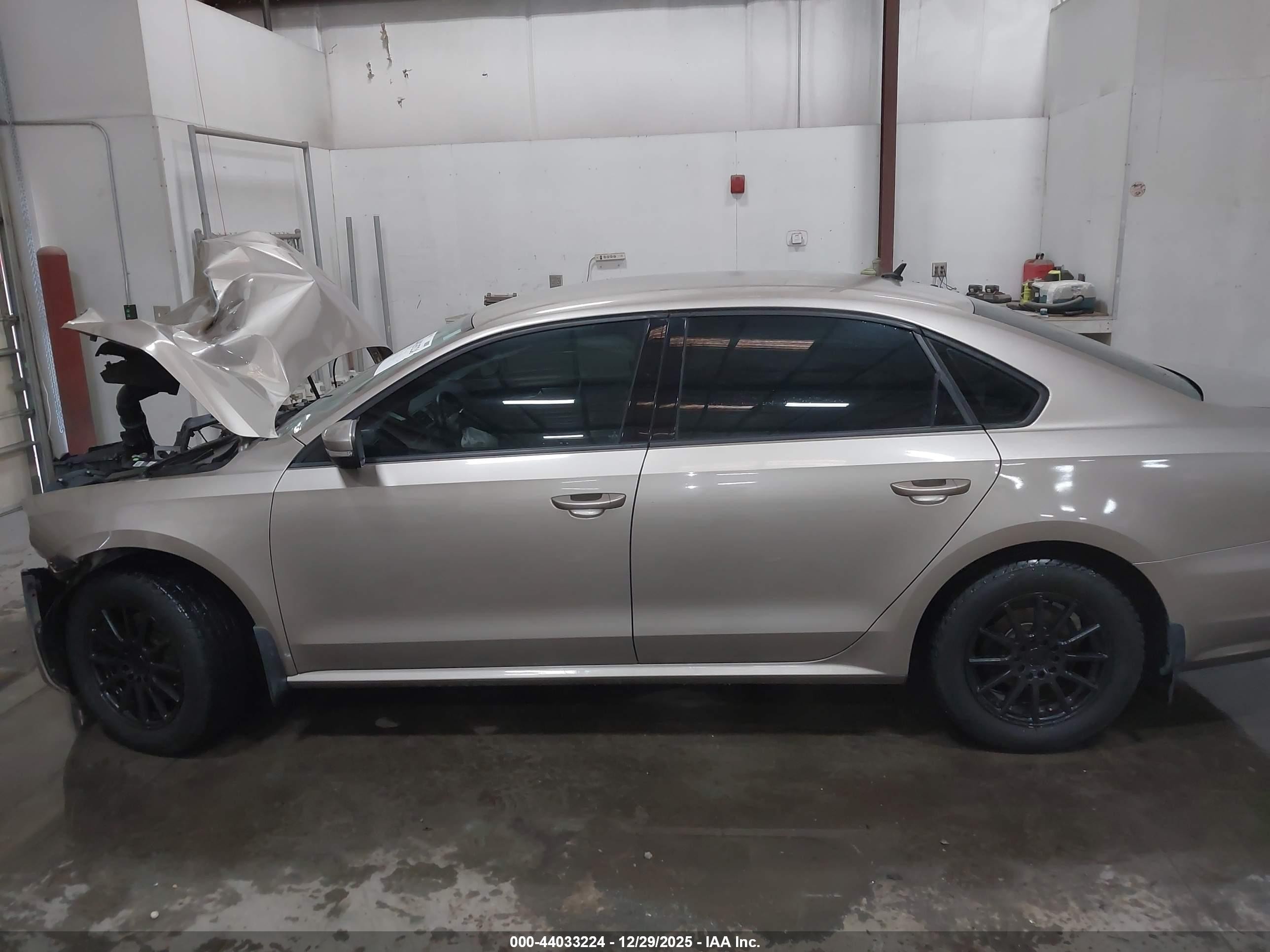 2015 Volkswagen Passat 1.8t S Gold vin: 1VWAS7A36FC062653