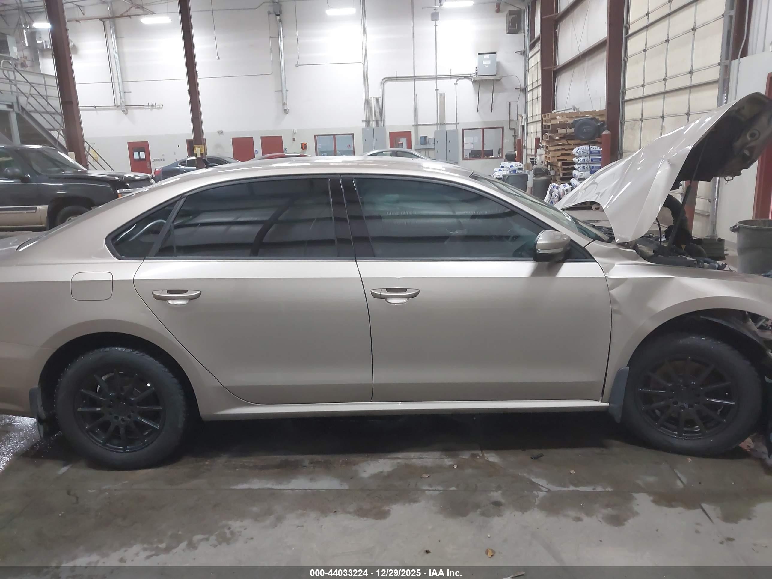 2015 Volkswagen Passat 1.8t S Gold vin: 1VWAS7A36FC062653