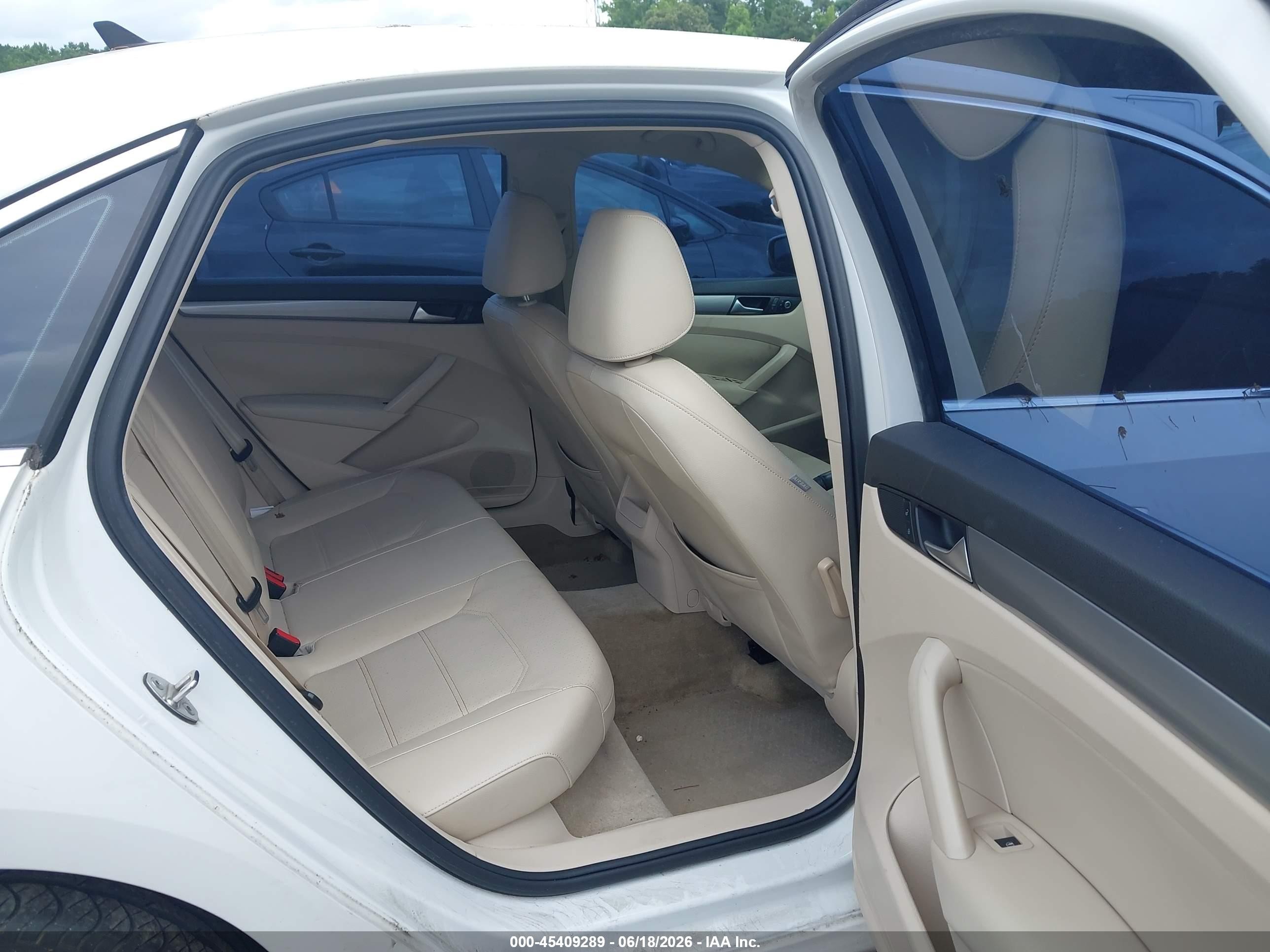 2015 Volkswagen Passat 1.8t Limited Edition Белый vin: 1VWAS7A36FC081168