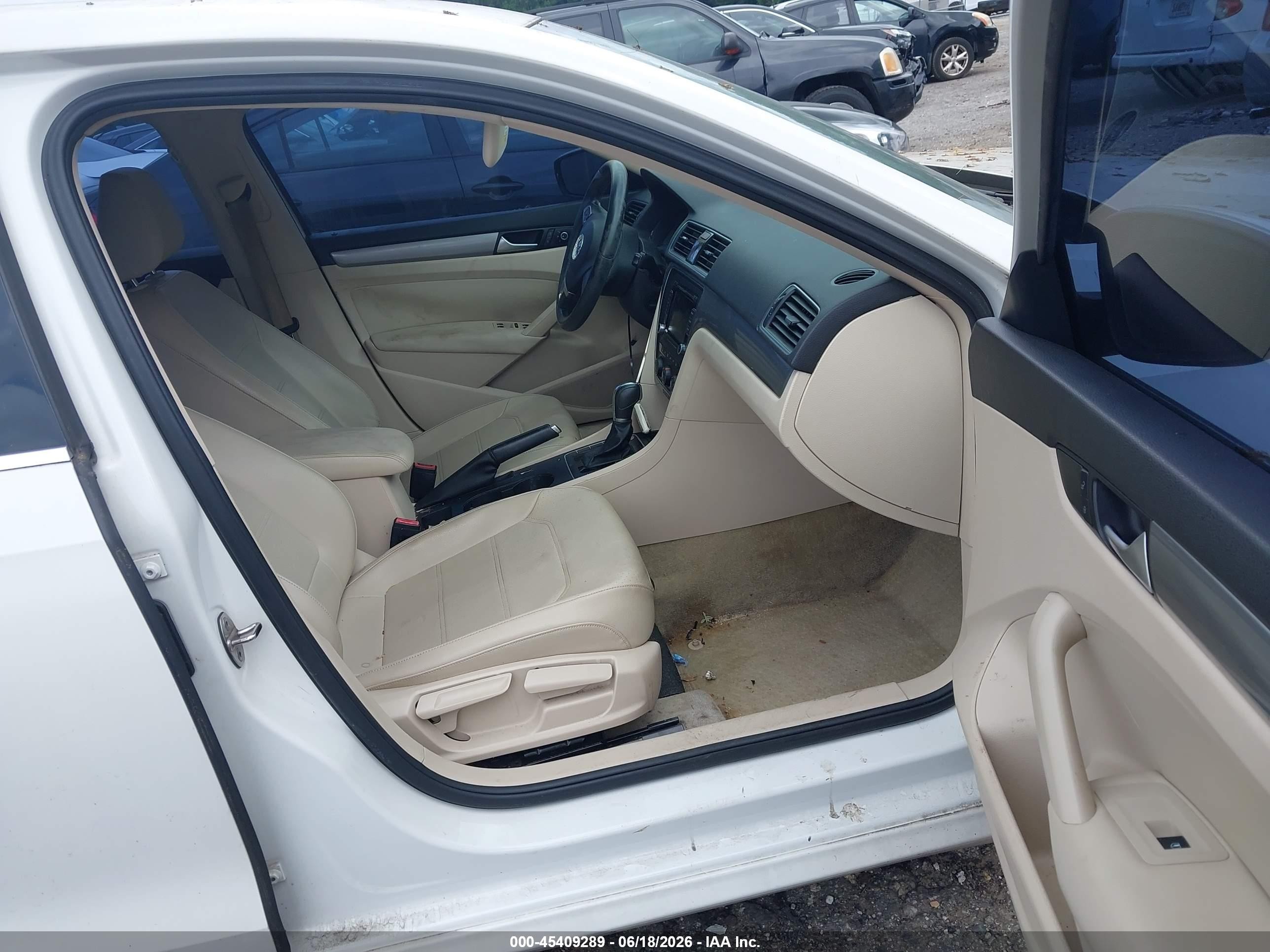 2015 Volkswagen Passat 1.8t Limited Edition Белый vin: 1VWAS7A36FC081168