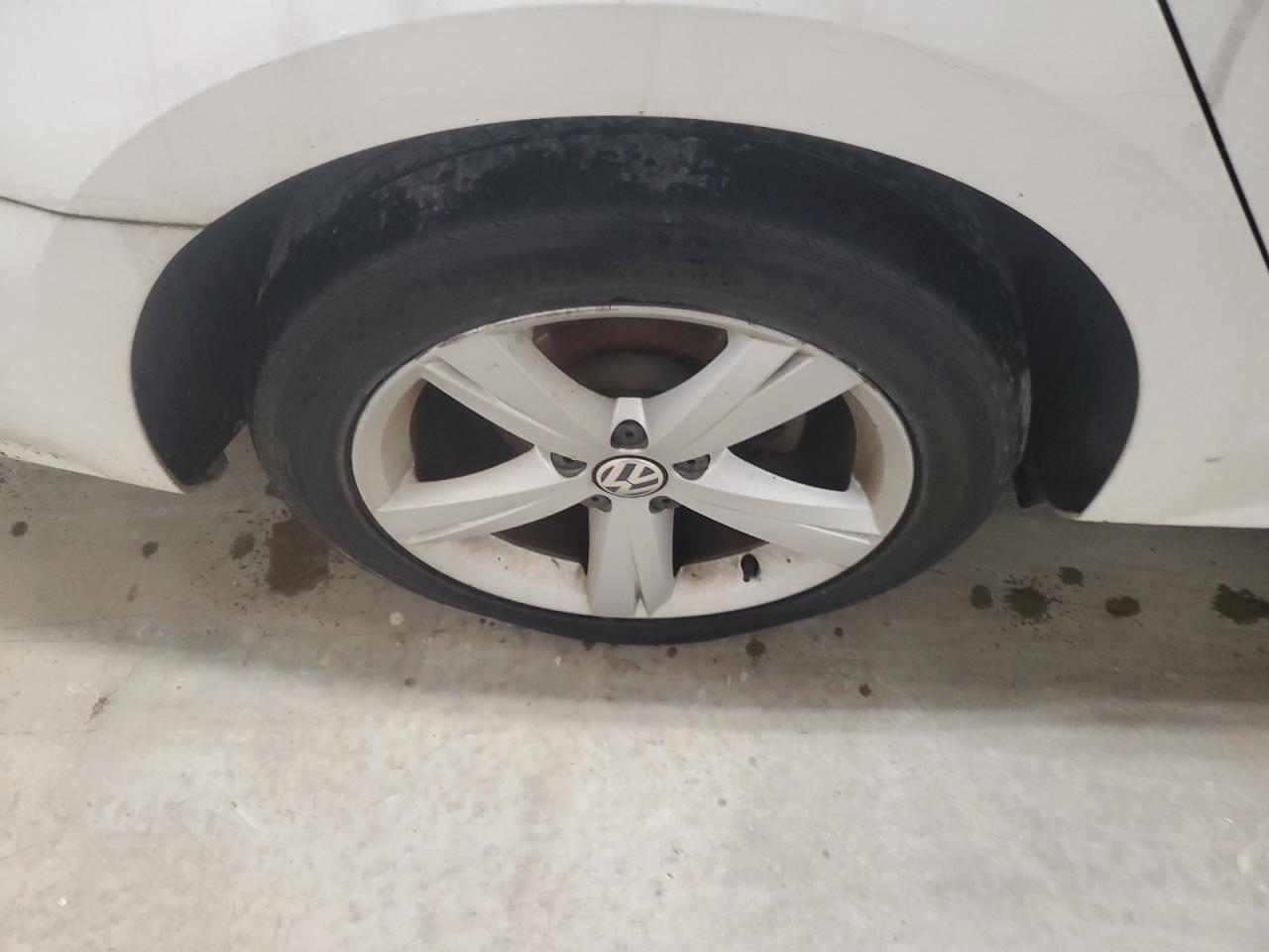 2015 Volkswagen Passat S White vin: 1VWAS7A36FC090307 Damage: Right Rear Wheel, Curb Rash, > 12 Inches