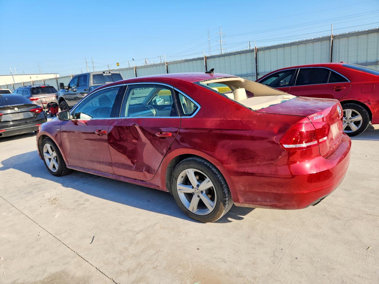 2015 Volkswagen Passat S Красный vin: 1VWAS7A37FC096746