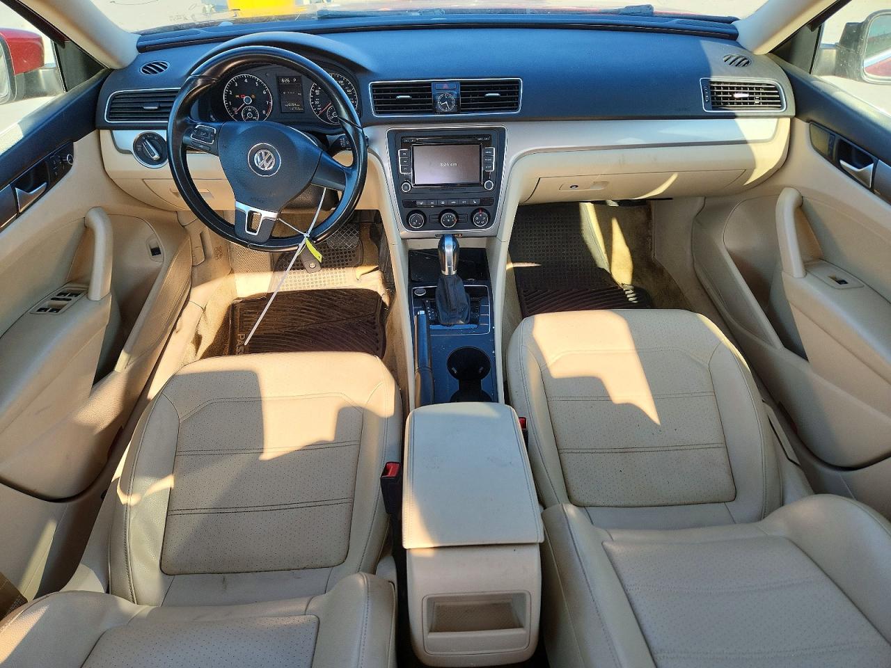 2015 Volkswagen Passat S Красный vin: 1VWAS7A37FC096746
