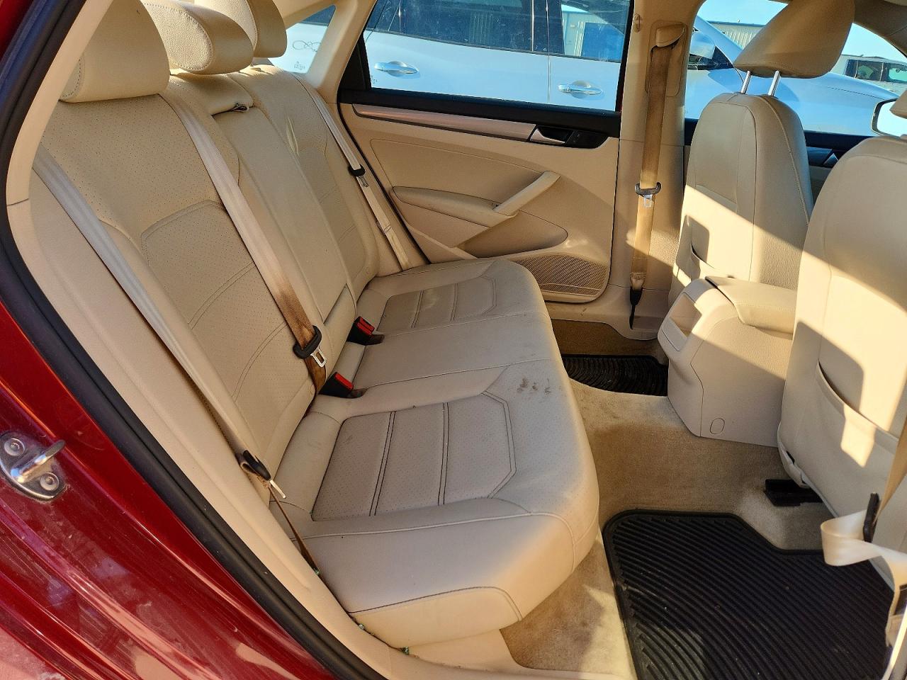 2015 Volkswagen Passat S Красный vin: 1VWAS7A37FC096746