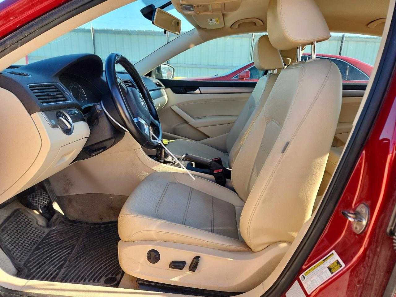 2015 Volkswagen Passat S Красный vin: 1VWAS7A37FC096746