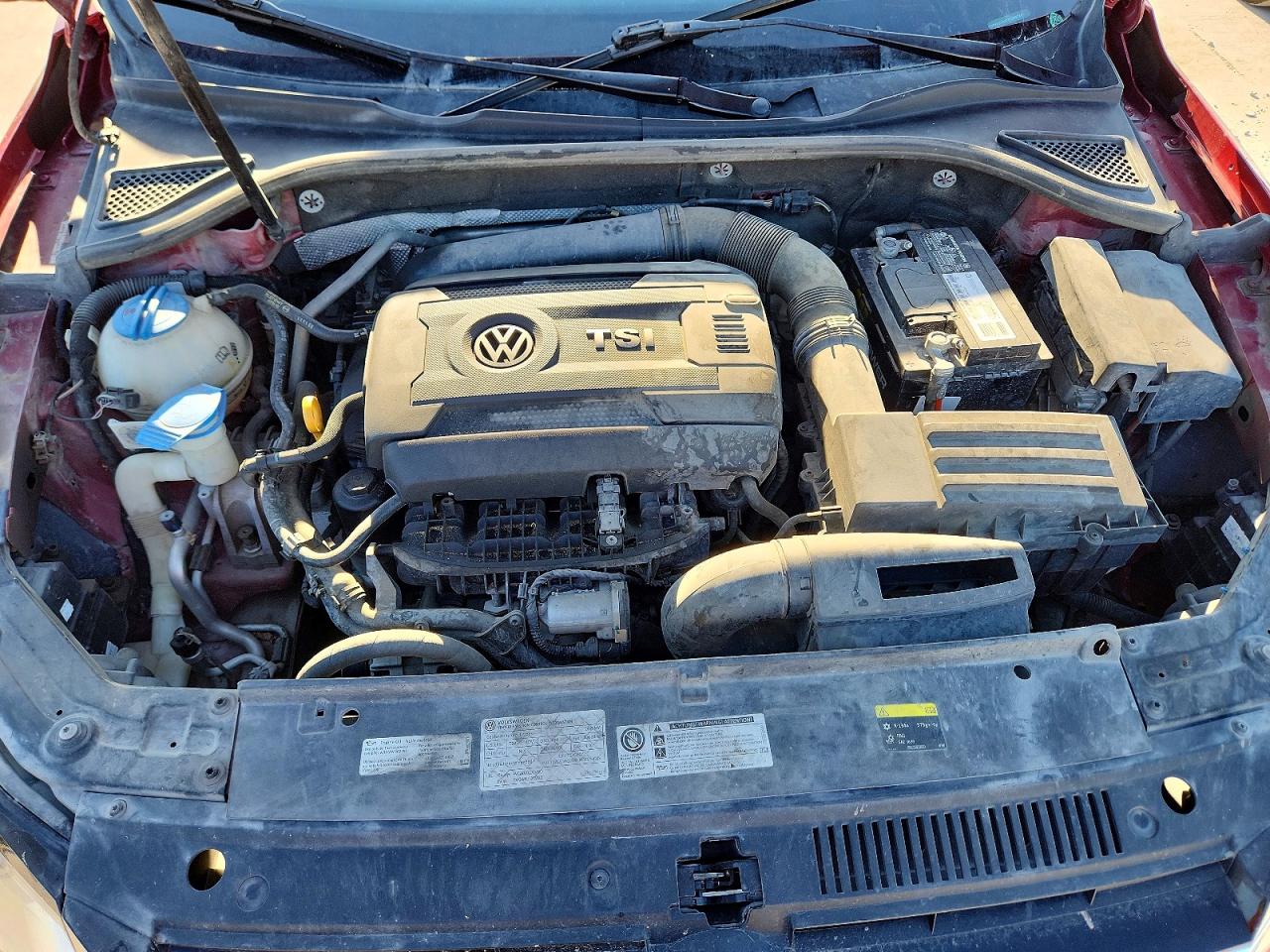 2015 Volkswagen Passat S Красный vin: 1VWAS7A37FC096746