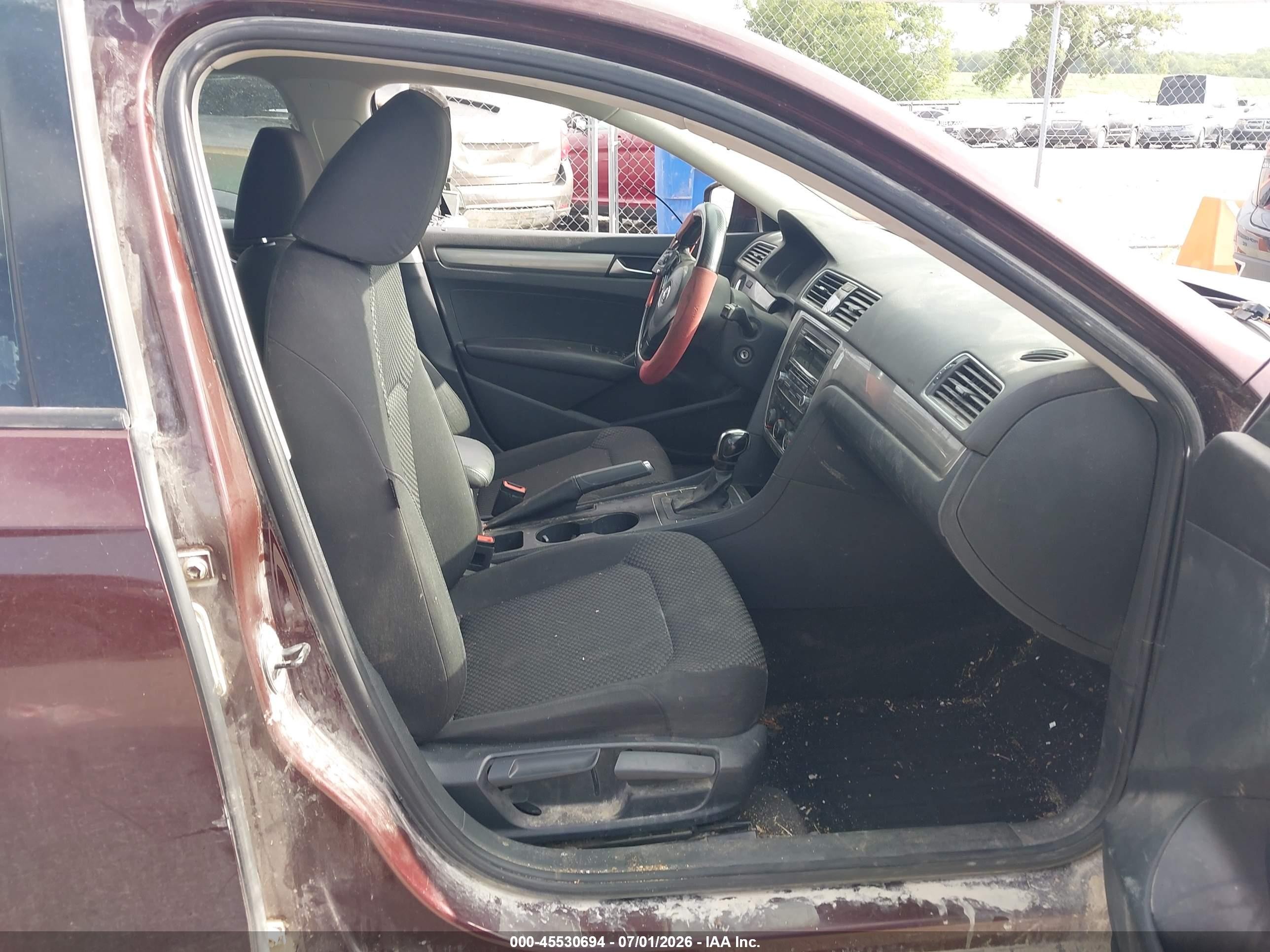 2014 Volkswagen Passat 1.8t S Темно-бордовый vin: 1VWAS7A39EC084211