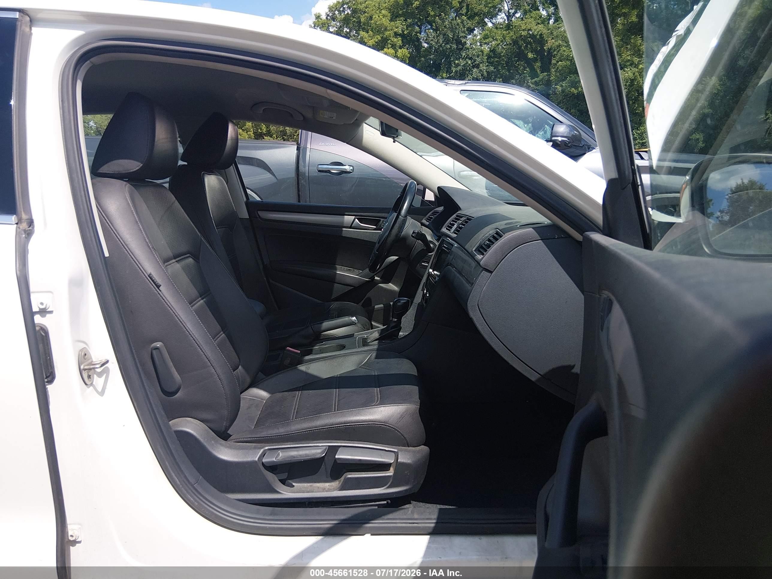 2015 Volkswagen Passat 1.8t Limited Edition Белый vin: 1VWAS7A39FC089717
