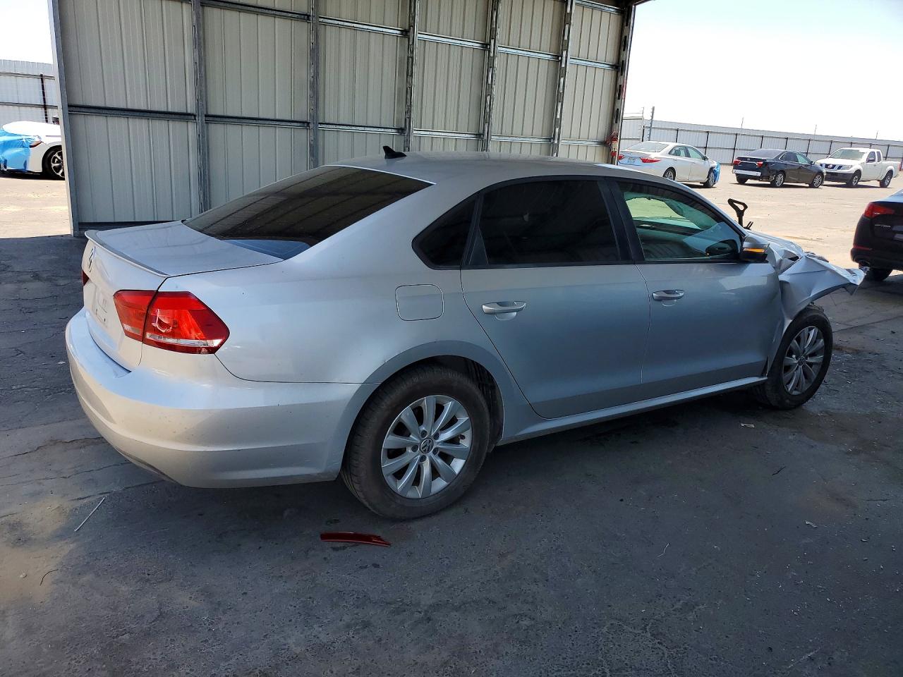 2014 Volkswagen Passat S Серебряный vin: 1VWAS7A3XEC105728