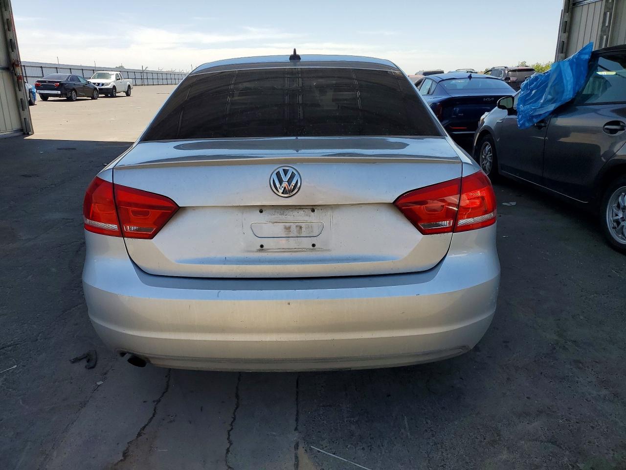 2014 Volkswagen Passat S Серебряный vin: 1VWAS7A3XEC105728
