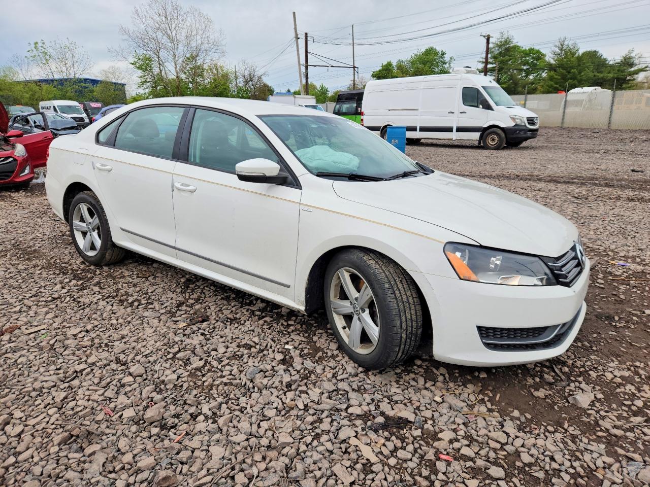 2015 Volkswagen Passat S White vin: 1VWAS7A3XFC020812