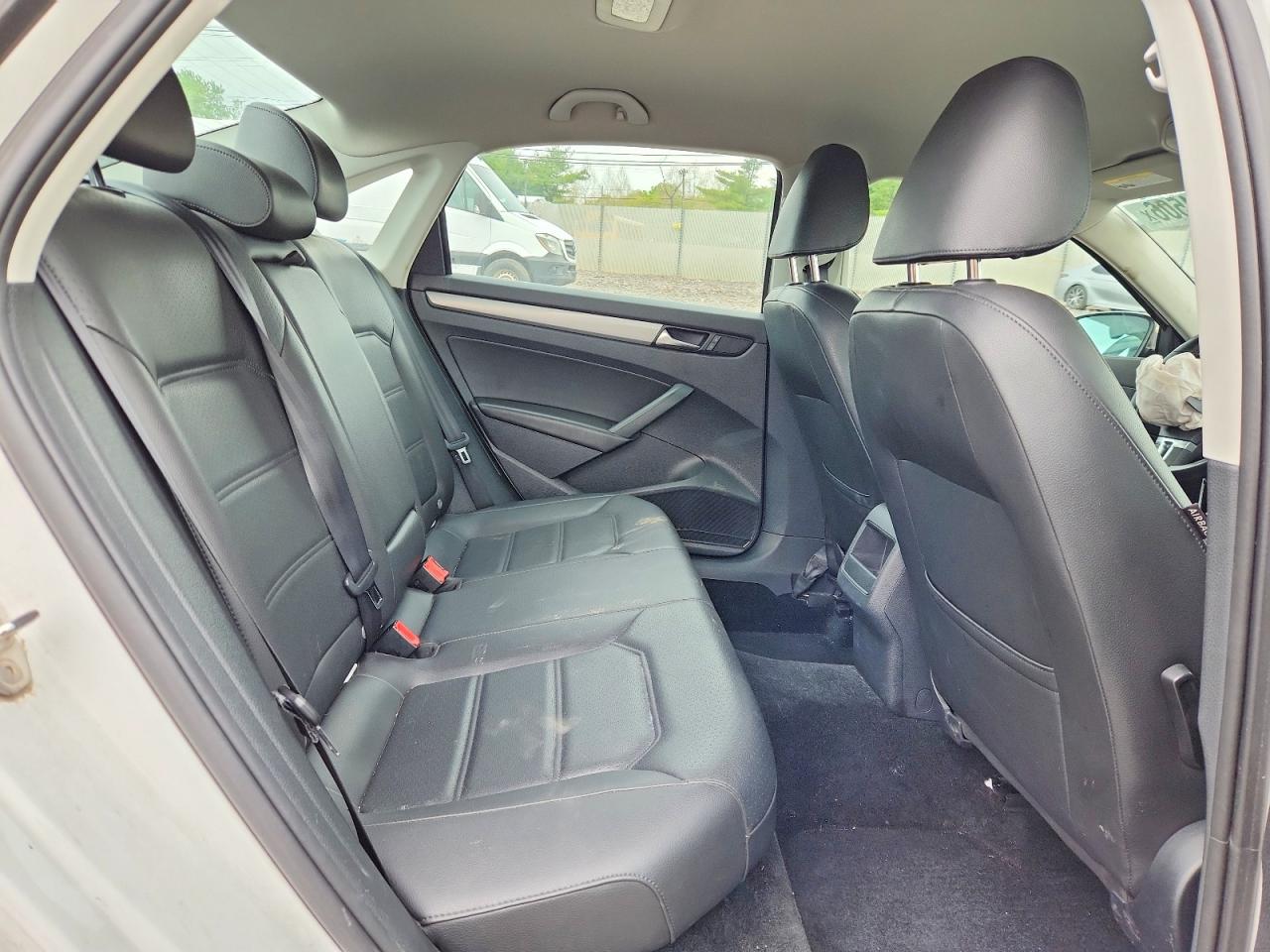 2015 Volkswagen Passat S White vin: 1VWAS7A3XFC020812