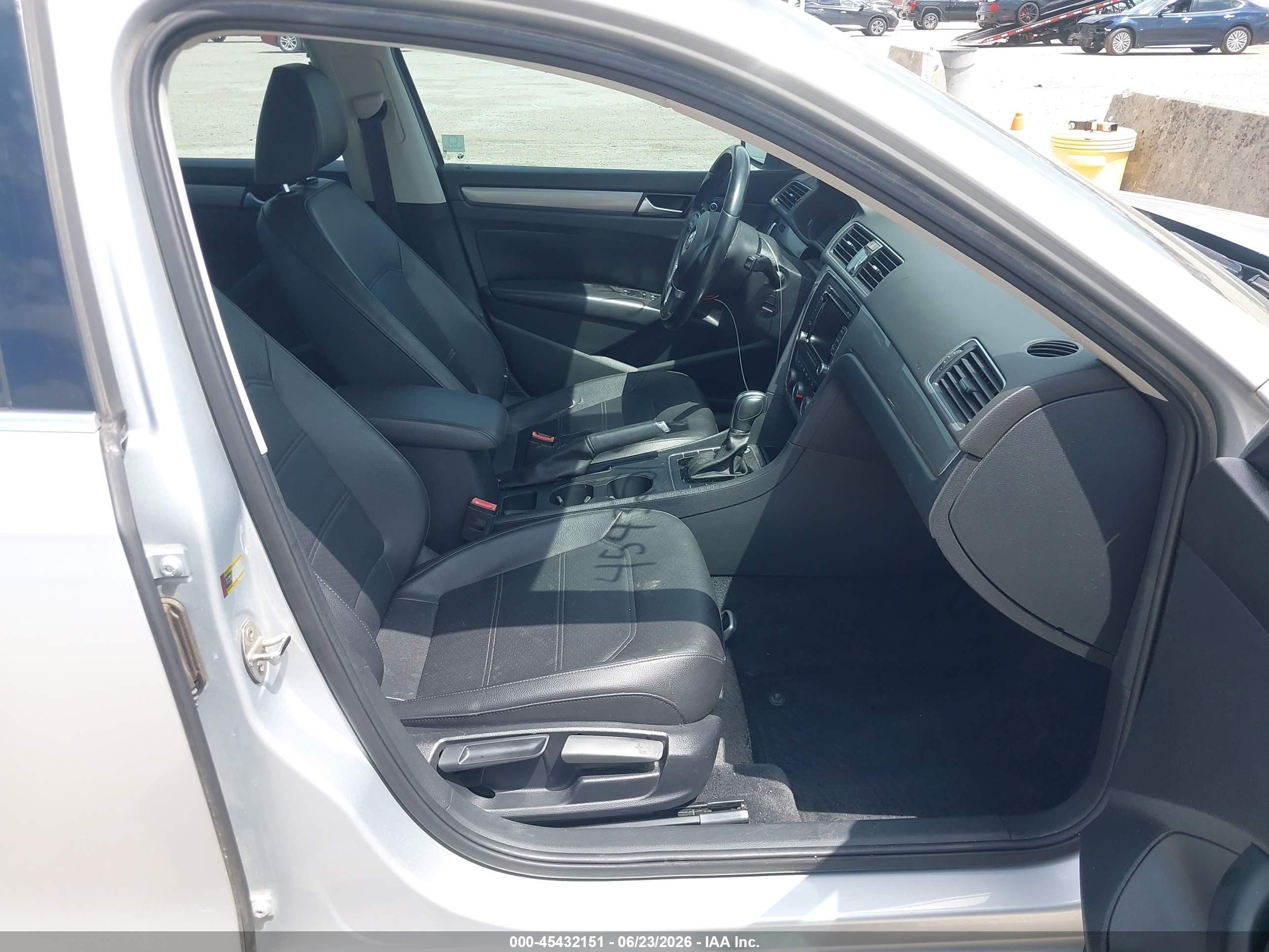 2015 Volkswagen Passat 1.8t Limited Edition Серебряный vin: 1VWAS7A3XFC082310