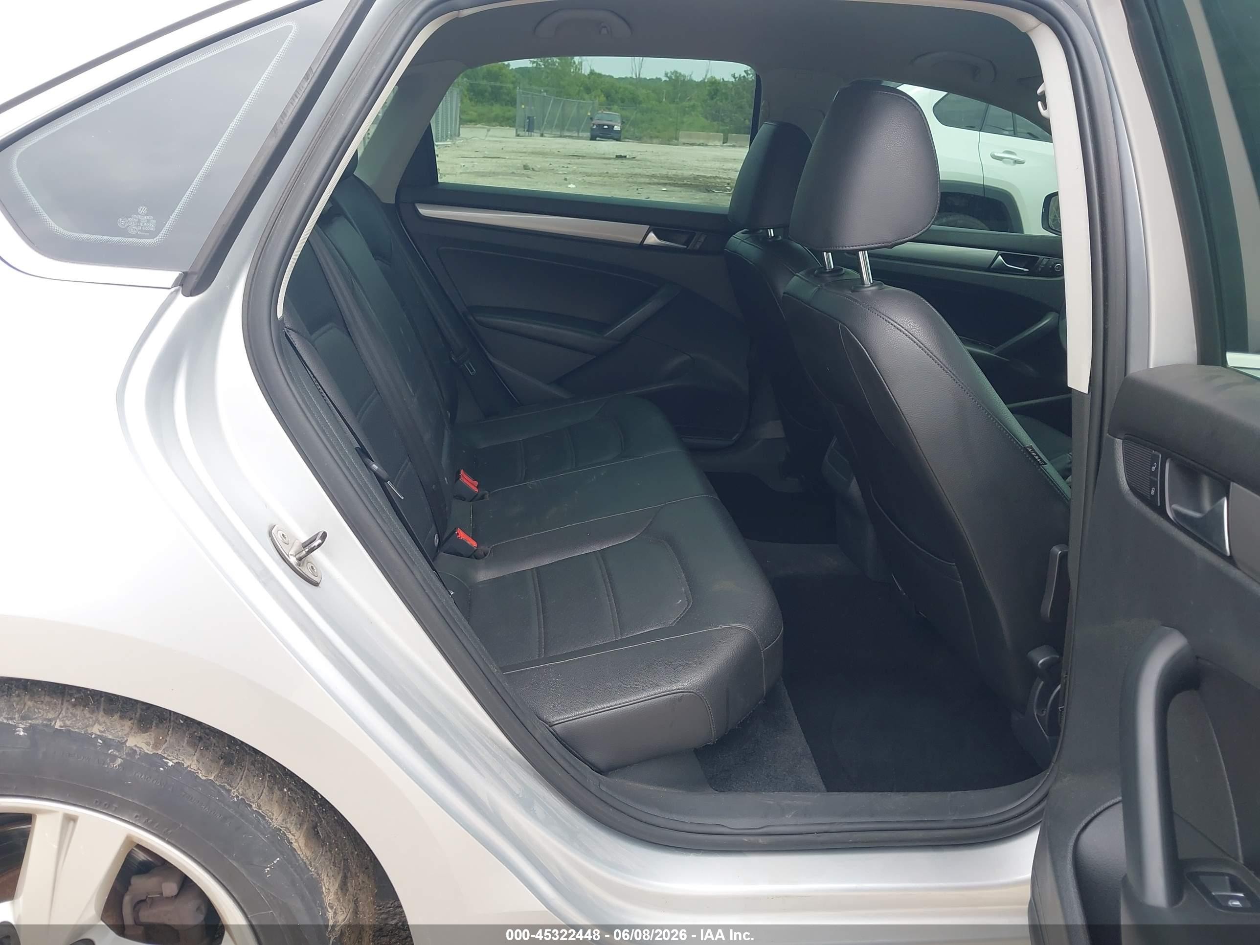 2014 Volkswagen Passat 1.8t Wolfsburg Edition Silver vin: 1VWAT7A30EC037694