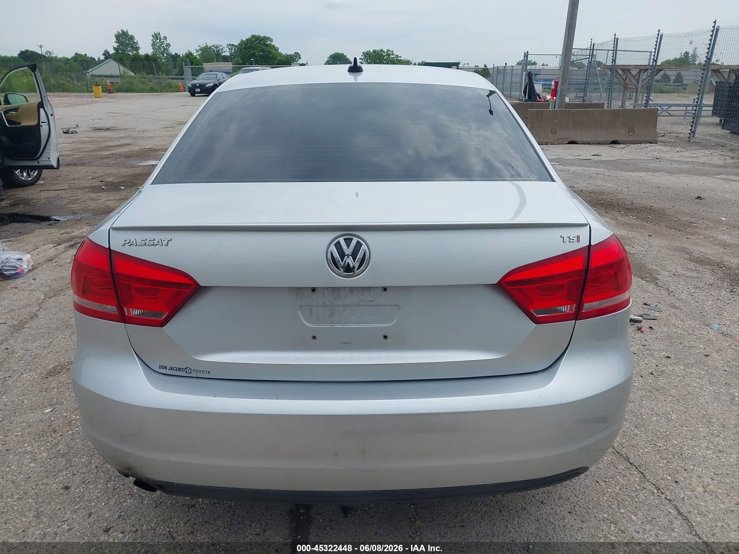 2014 Volkswagen Passat 1.8t Wolfsburg Edition Silver vin: 1VWAT7A30EC037694